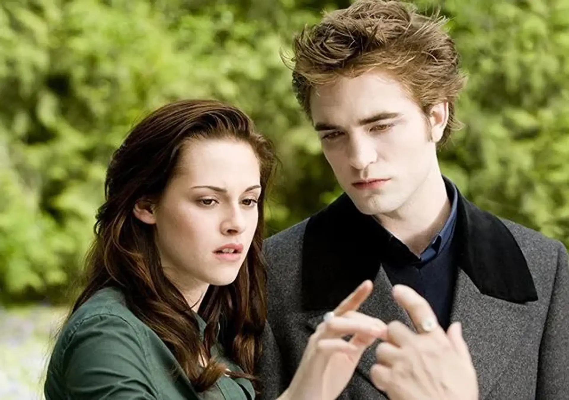 دانلود فیلم گرگ و میش: ماه نو (The Twilight Saga: New Moon 2009)