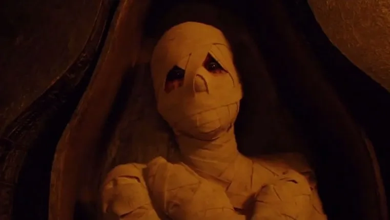 Sofia Boutella and Javier Botet in The Mummy (2017)