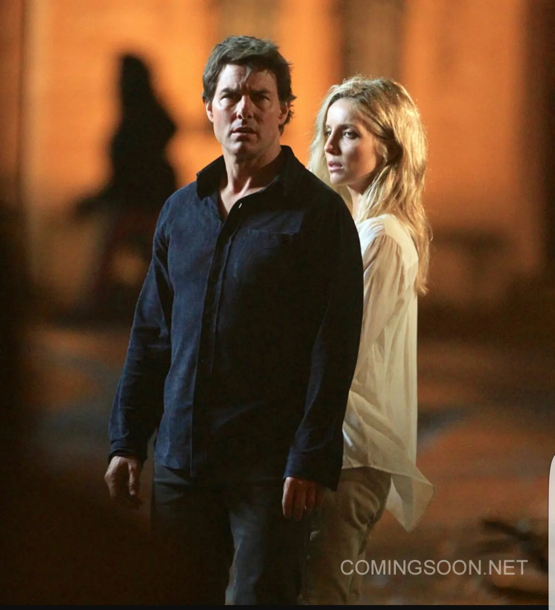 Tom Cruise and Annabelle Wallis in The Mummy (2017)