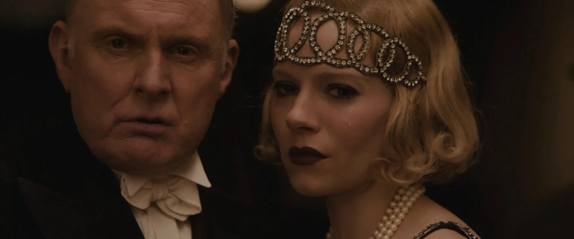 Robert Glenister and Sienna Miller in Live by Night (2016)