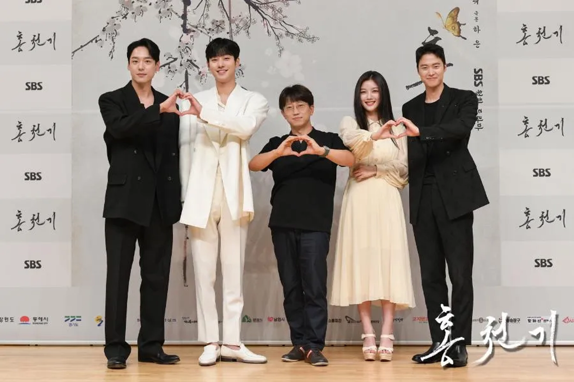 Yoo-jung Kim, Tae You Chang, Myoung Gong, Kwak Si-yang, and Ahn Hyo-Seop at an event for Lovers of the Red Sky (2021)