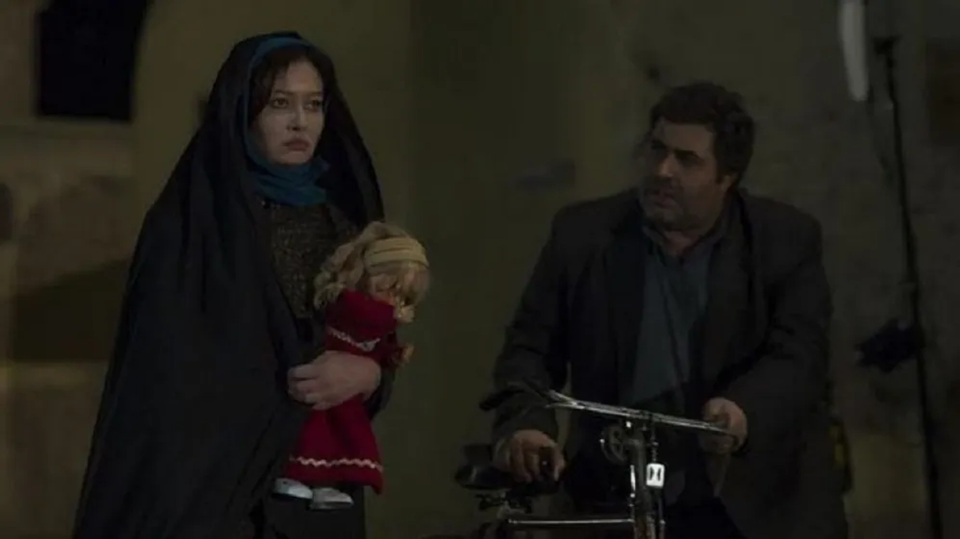 Nurgül Yesilçay and Farhad Aslani in Beautiful Jinn (2019)