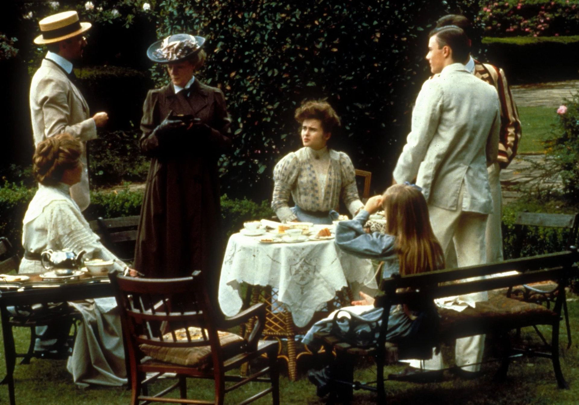 Helena Bonham Carter, Daniel Day-Lewis, Rupert Graves, Maggie Smith, Mia Fothergill, Freddy Korner, and Rosemary Leach in A Room with a View (1985)