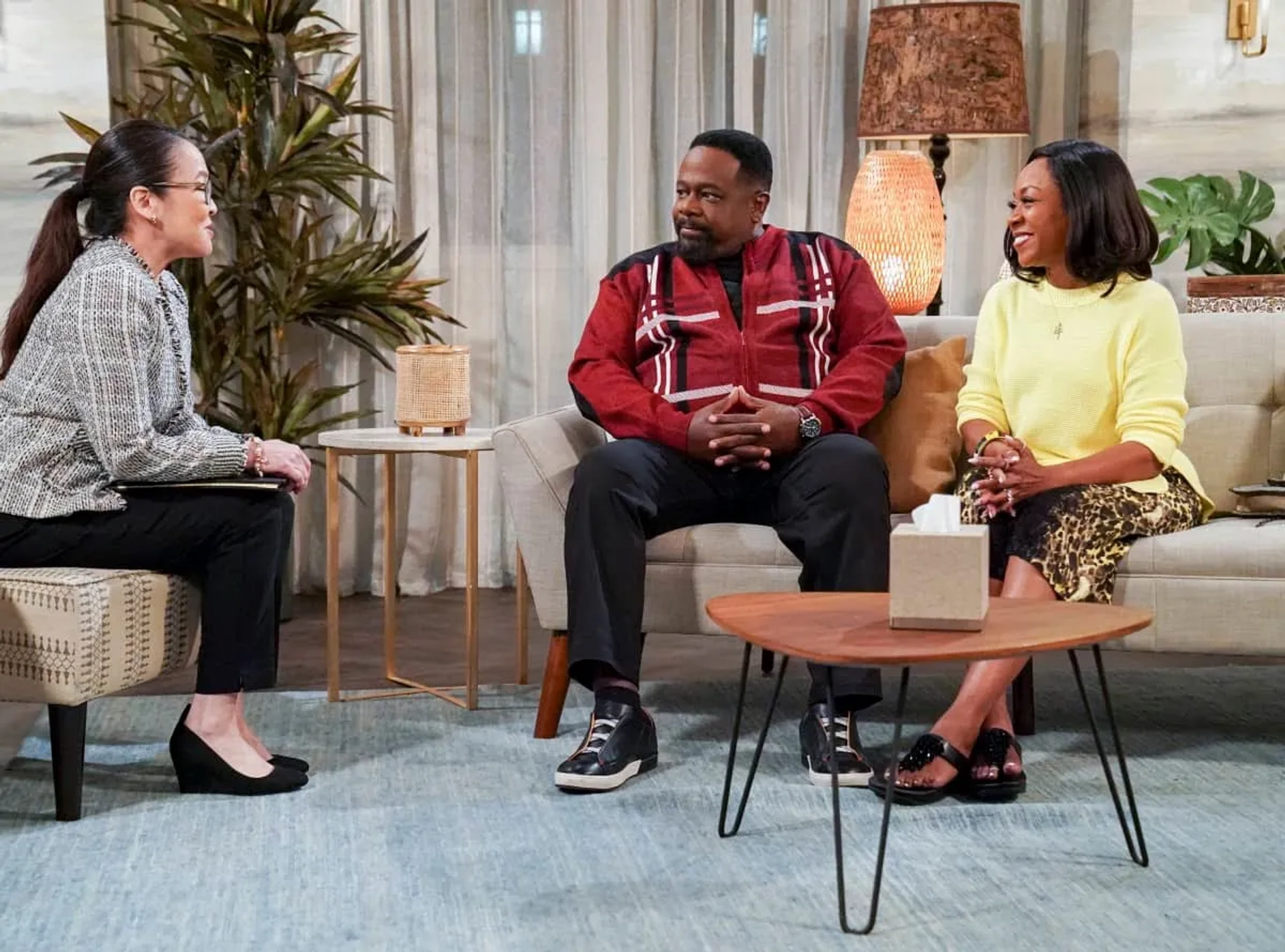 Tichina Arnold, Cedric The Entertainer, and Suzy Nakamura in The Neighborhood: Welcome to Couples Therapy (2020)