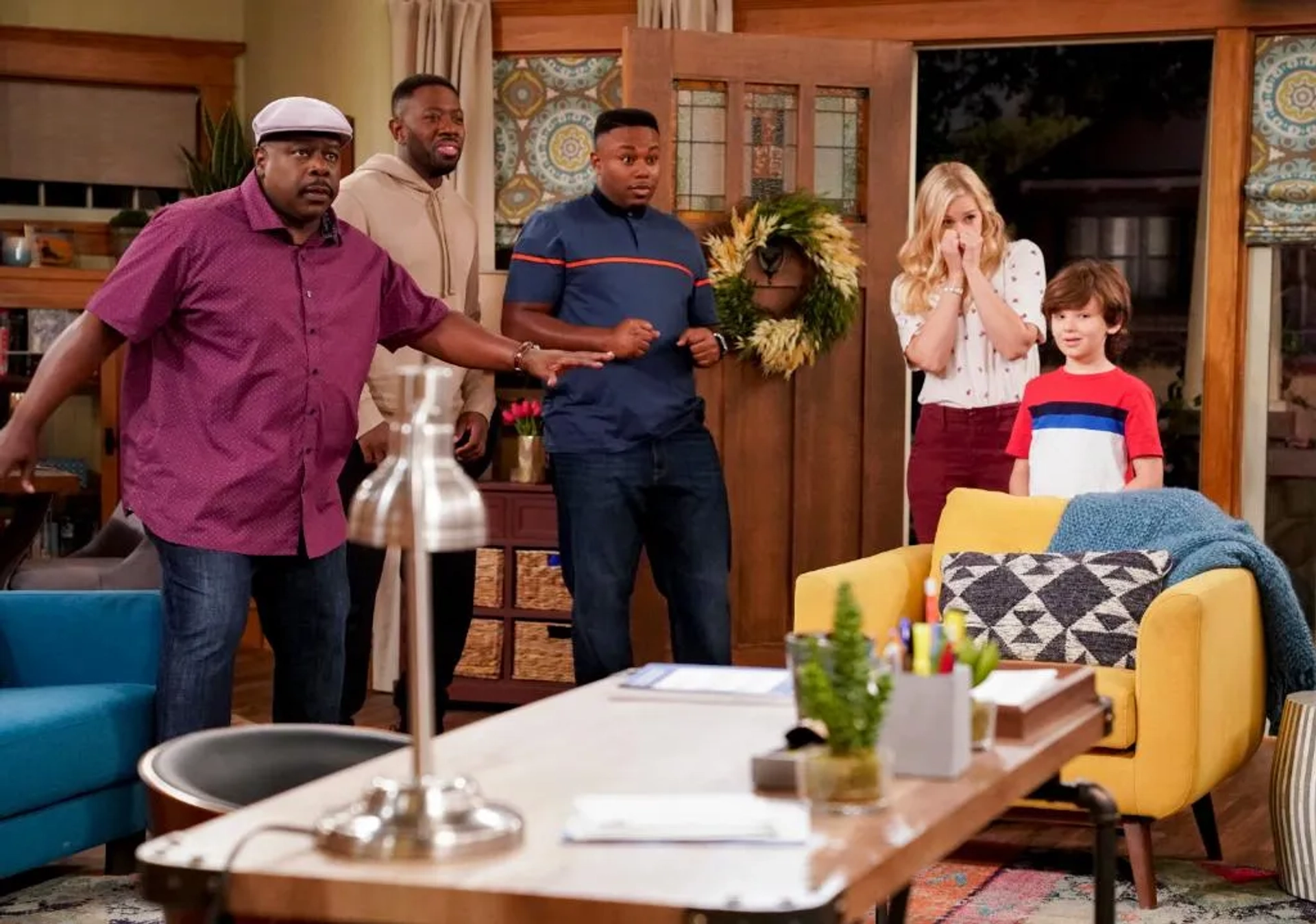 Cedric The Entertainer, Sheaun McKinney, Beth Behrs, Marcel Spears, and Hank Greenspan in The Neighborhood: Welcome to the Wagon (2019)