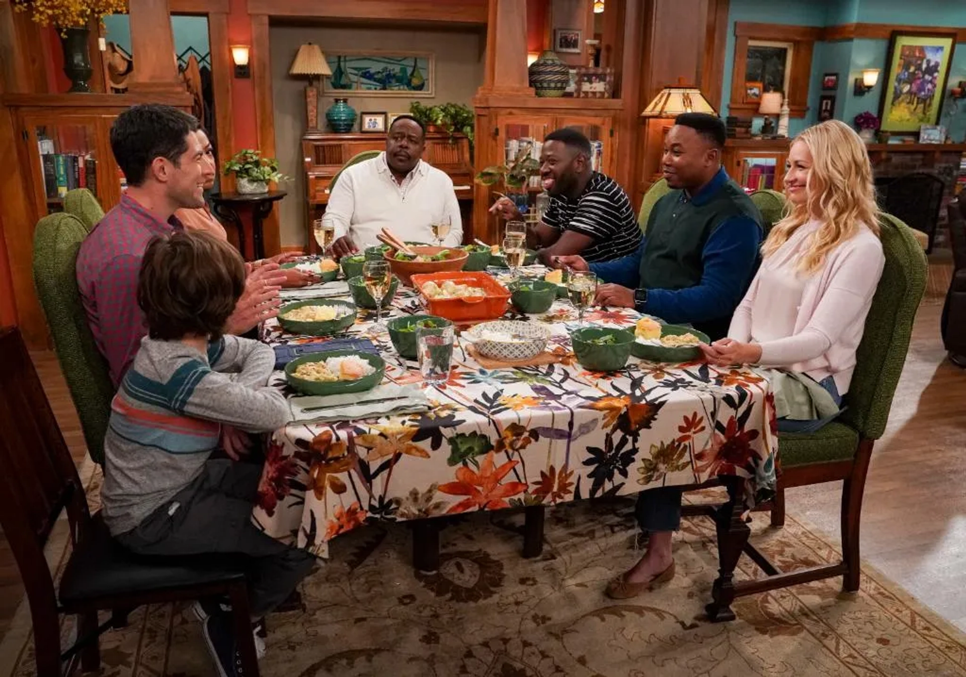 Cedric The Entertainer, Max Greenfield, Sheaun McKinney, Beth Behrs, Marcel Spears, and Hank Greenspan in The Neighborhood: Welcome to the Digital Divide (2019)