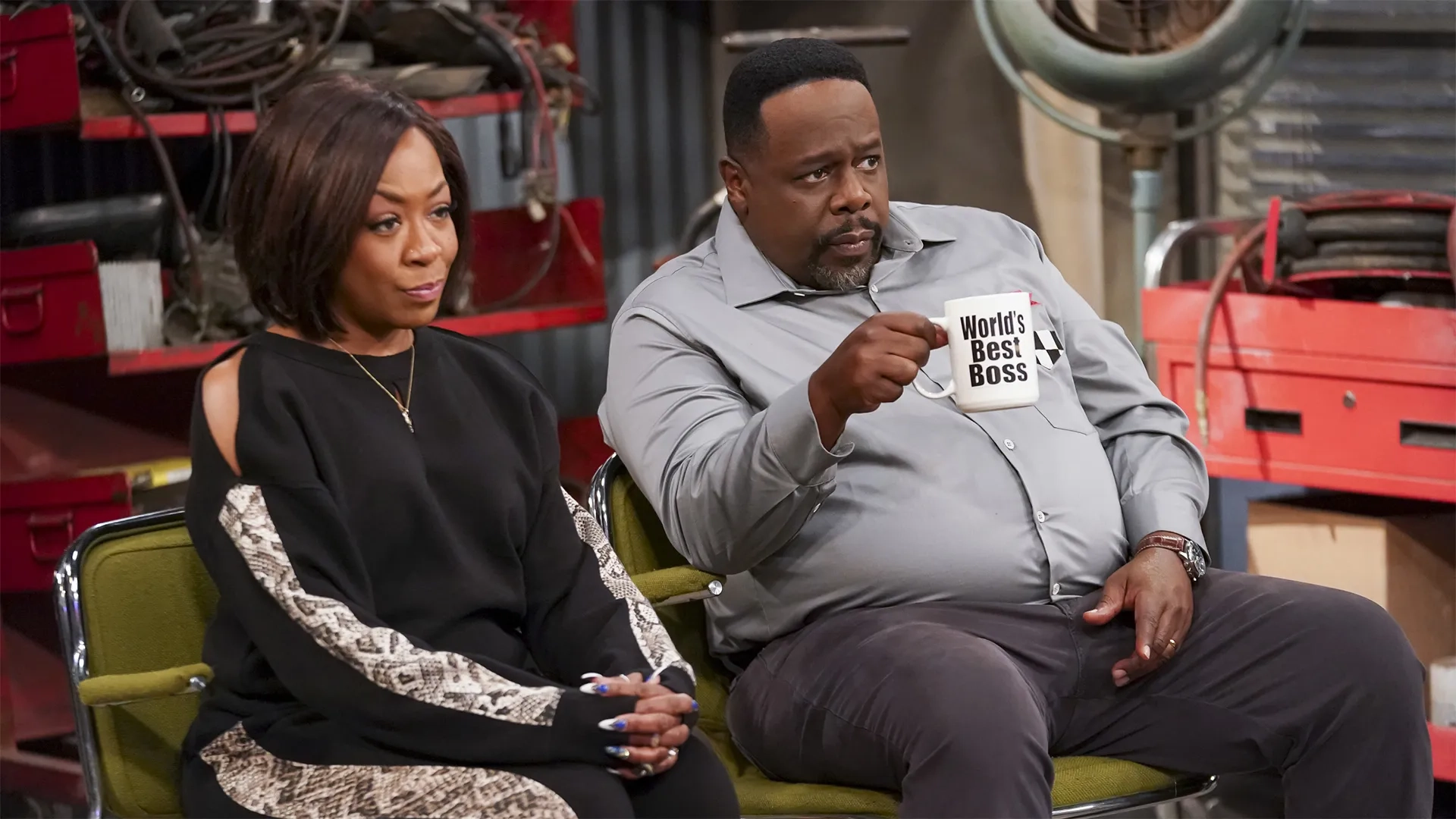 Tichina Arnold and Cedric The Entertainer in The Neighborhood: Welcome to the Bad Review (2020)