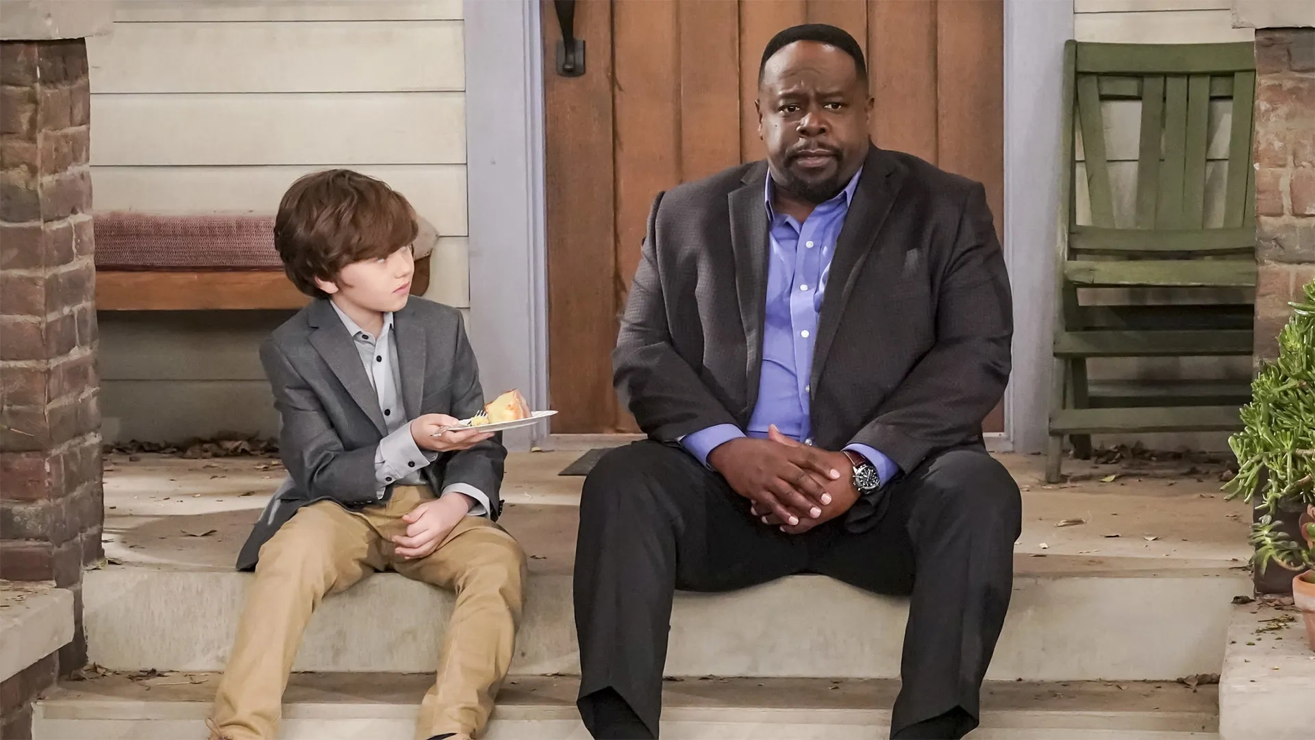 Cedric The Entertainer and Hank Greenspan in The Neighborhood (2018)