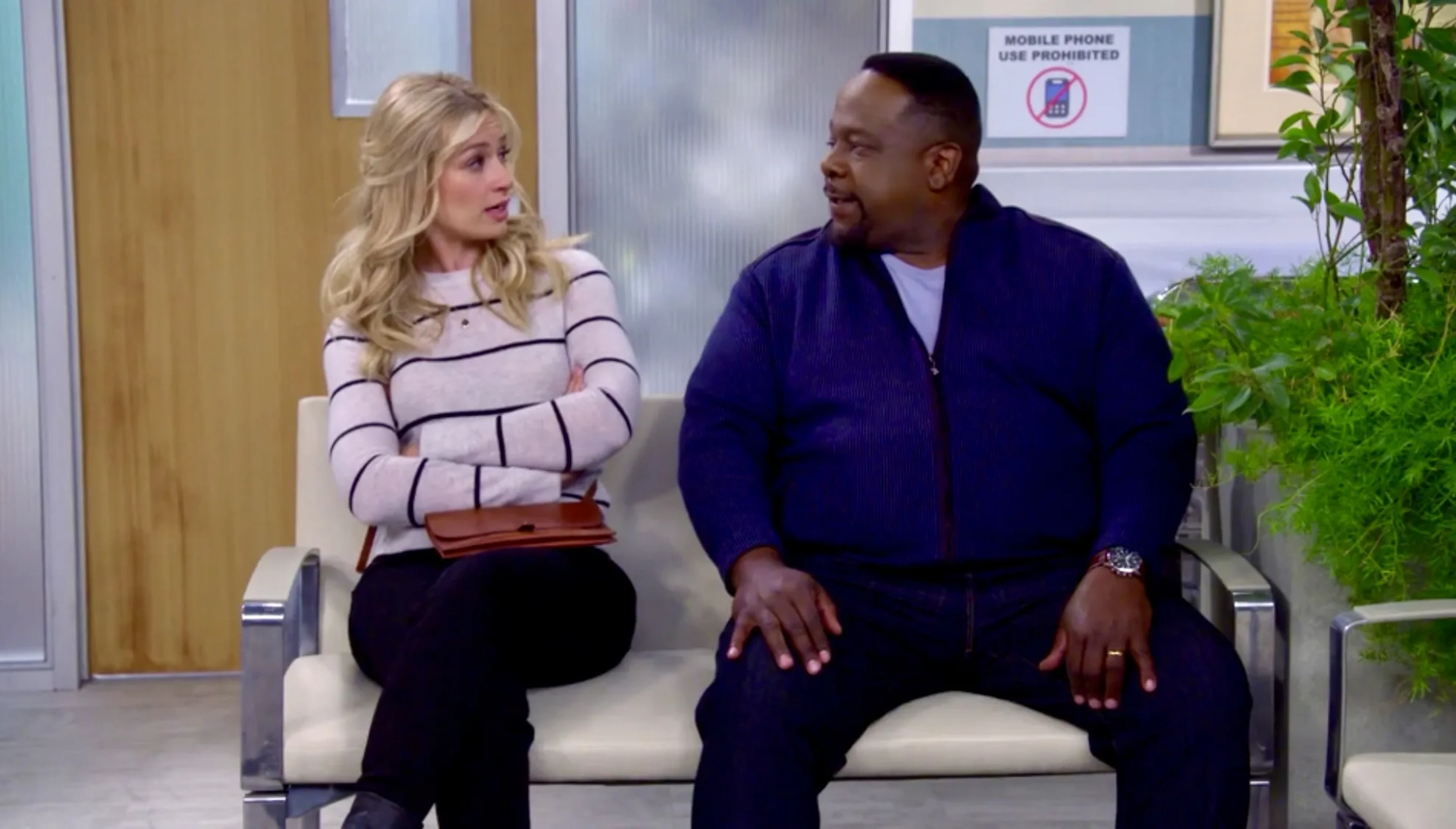 Cedric The Entertainer and Beth Behrs in The Neighborhood (2018)