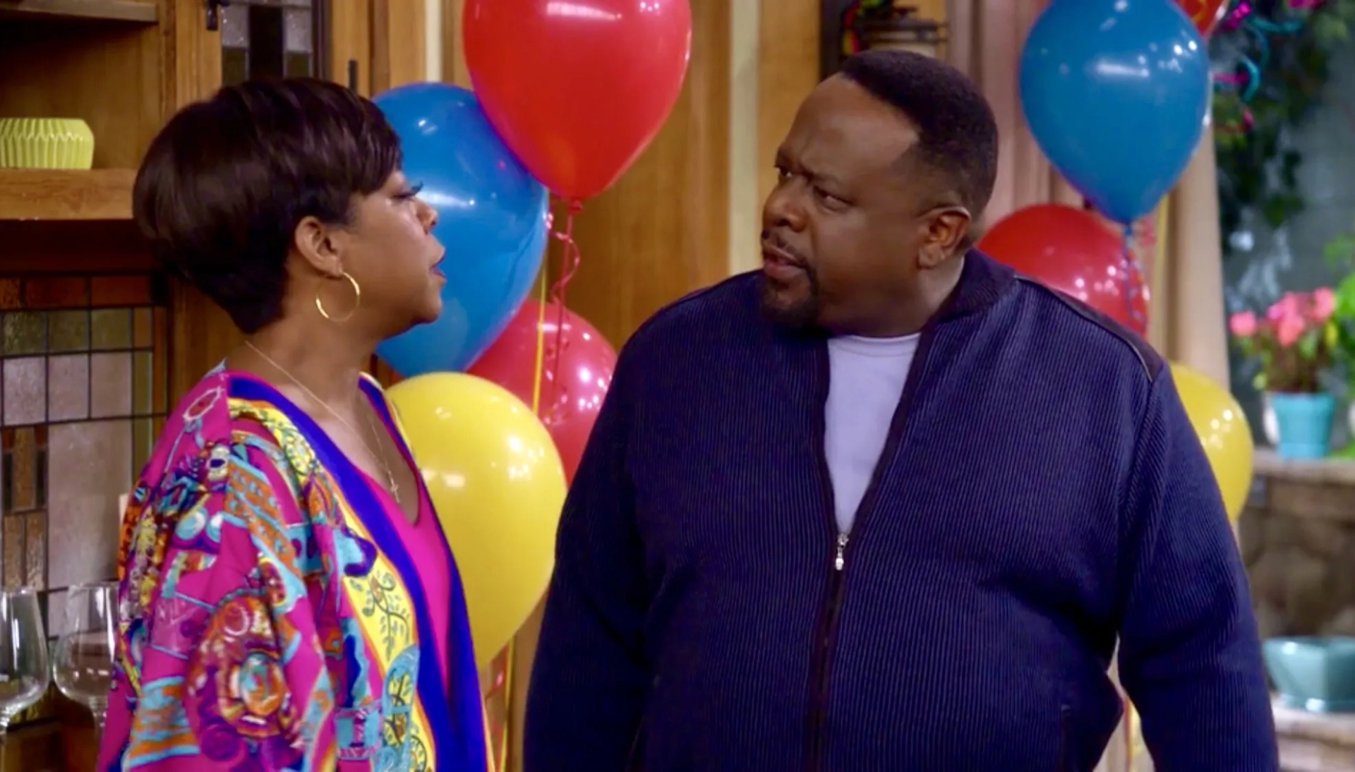 Tichina Arnold and Cedric The Entertainer in The Neighborhood (2018)