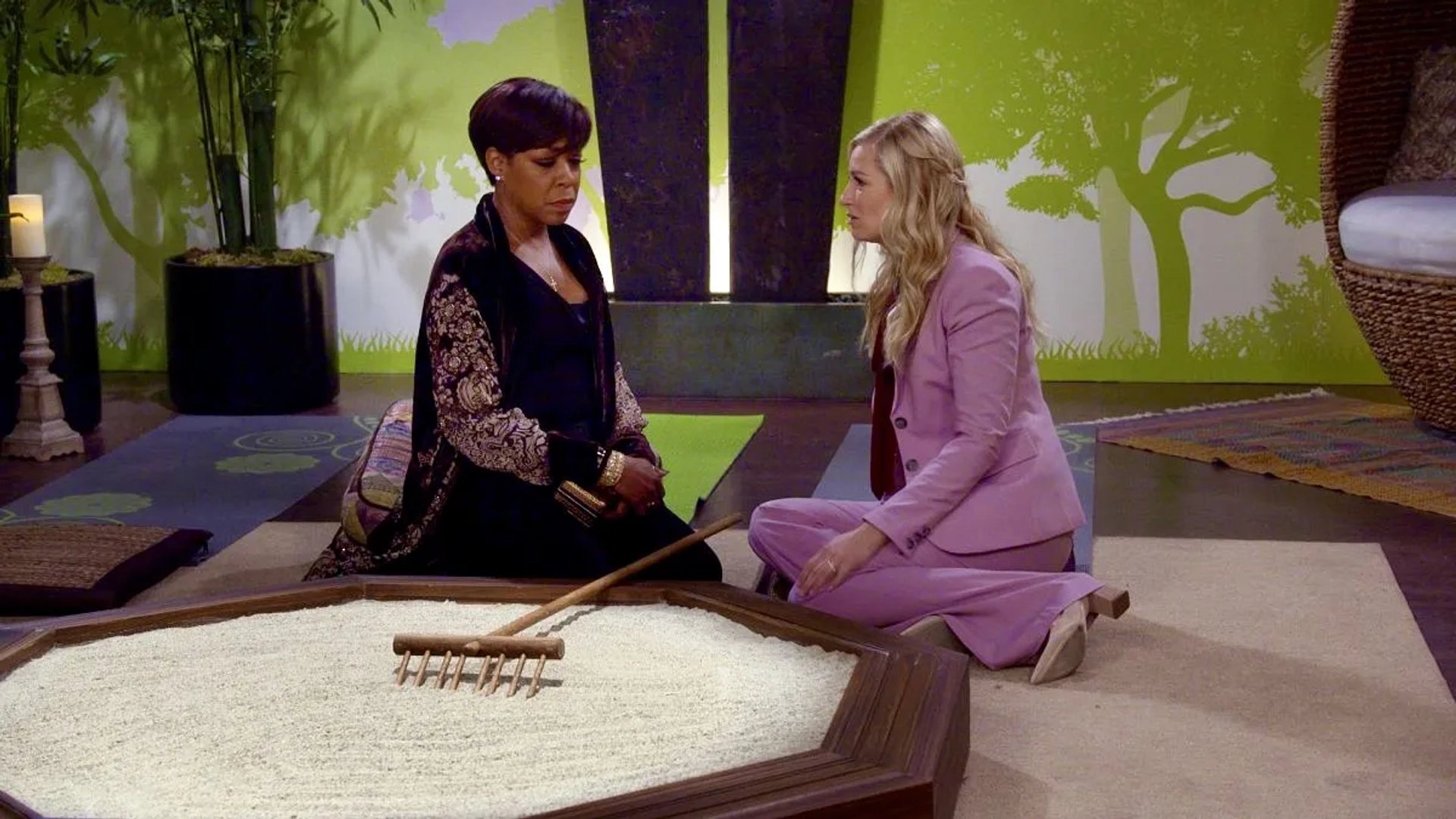 Tichina Arnold and Beth Behrs in The Neighborhood (2018)