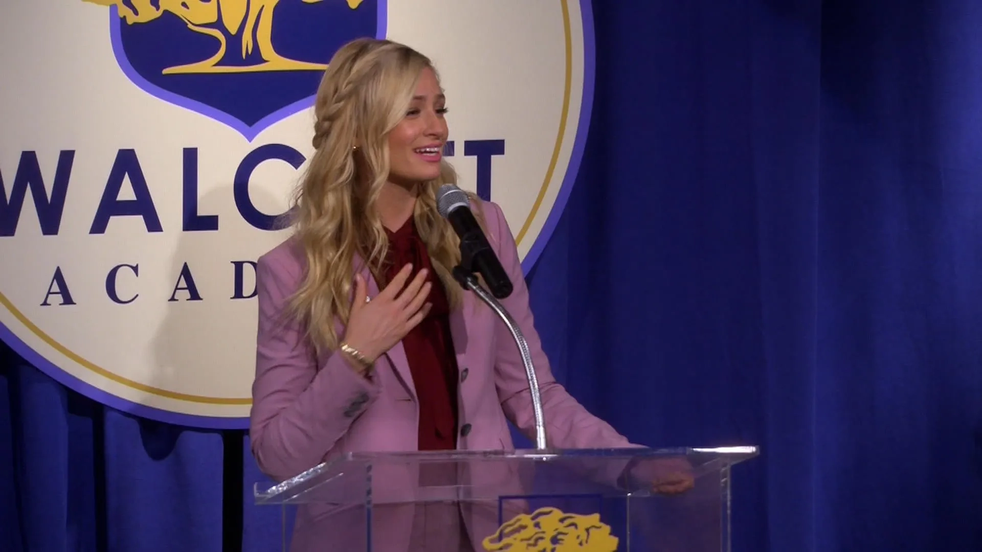 Beth Behrs in The Neighborhood (2018)