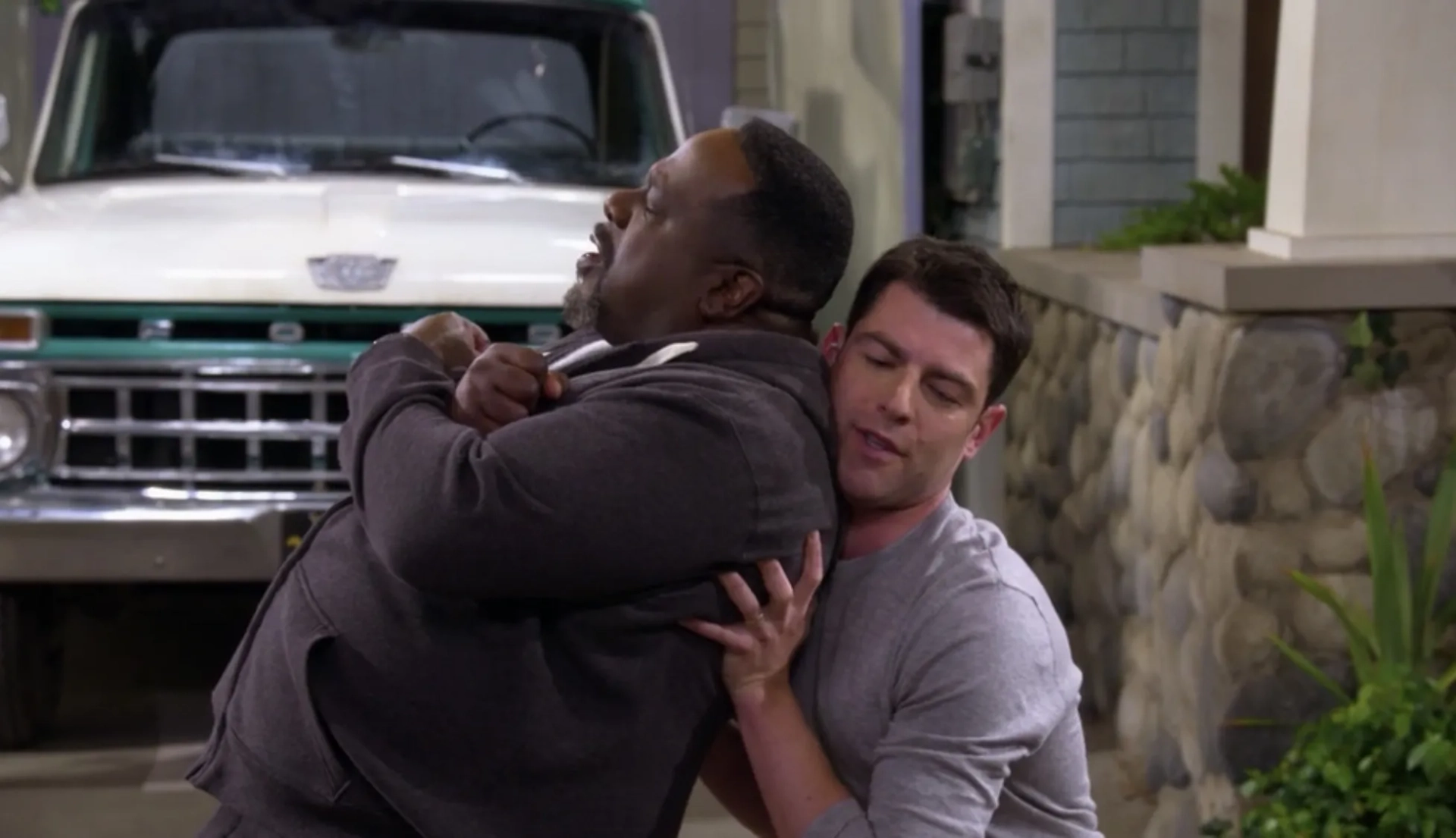 Cedric The Entertainer and Max Greenfield in The Neighborhood (2018)