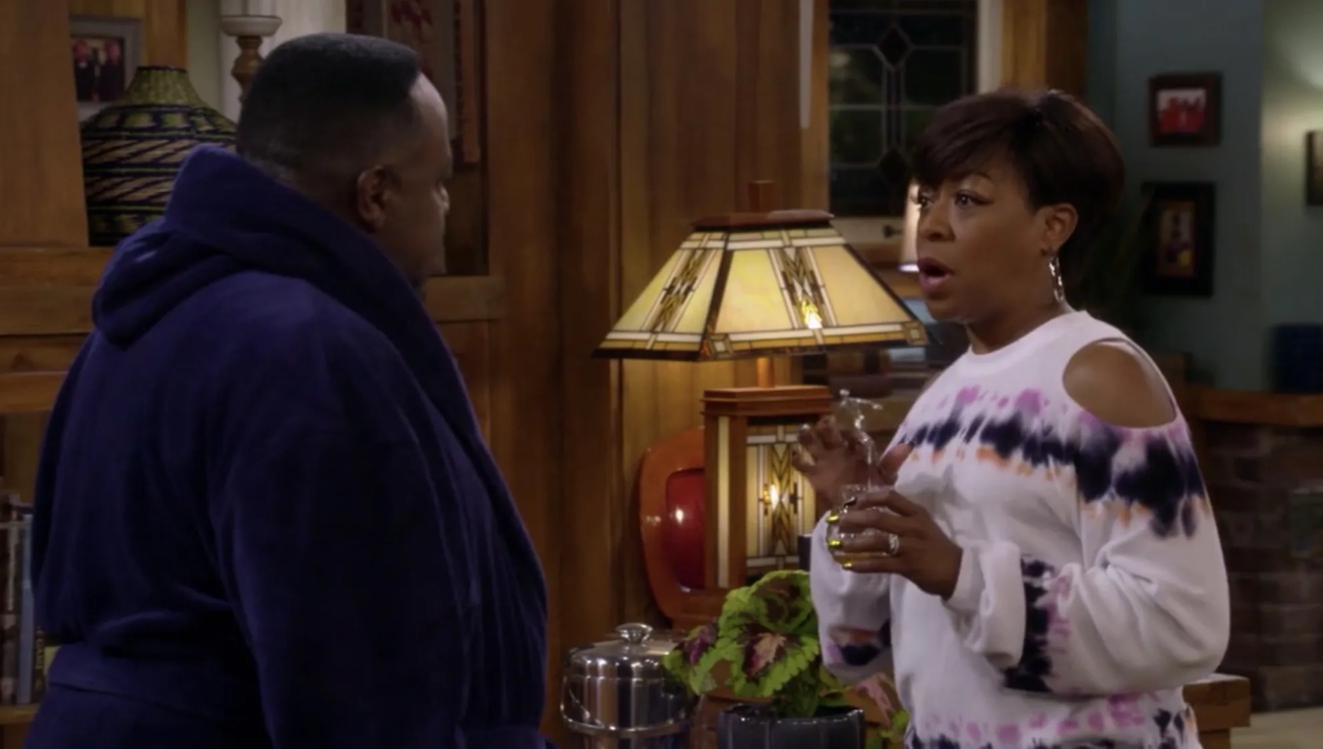 Tichina Arnold and Cedric The Entertainer in The Neighborhood (2018)