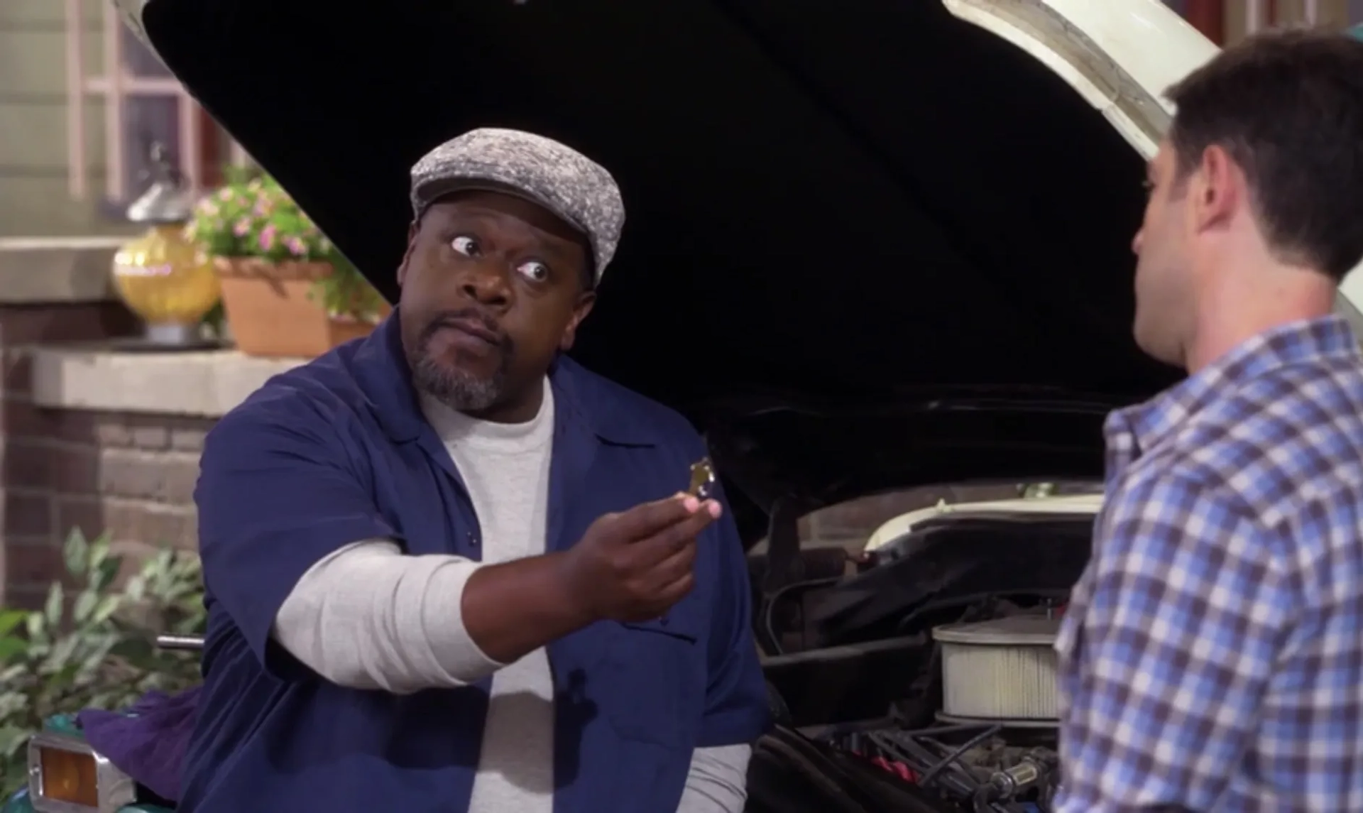 Cedric The Entertainer and Max Greenfield in The Neighborhood (2018)