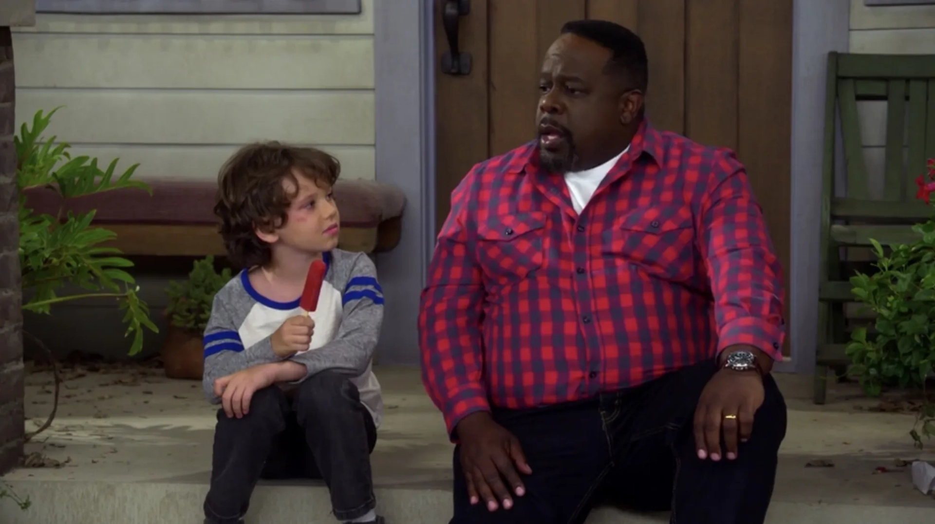 Cedric The Entertainer and Hank Greenspan in The Neighborhood (2018)