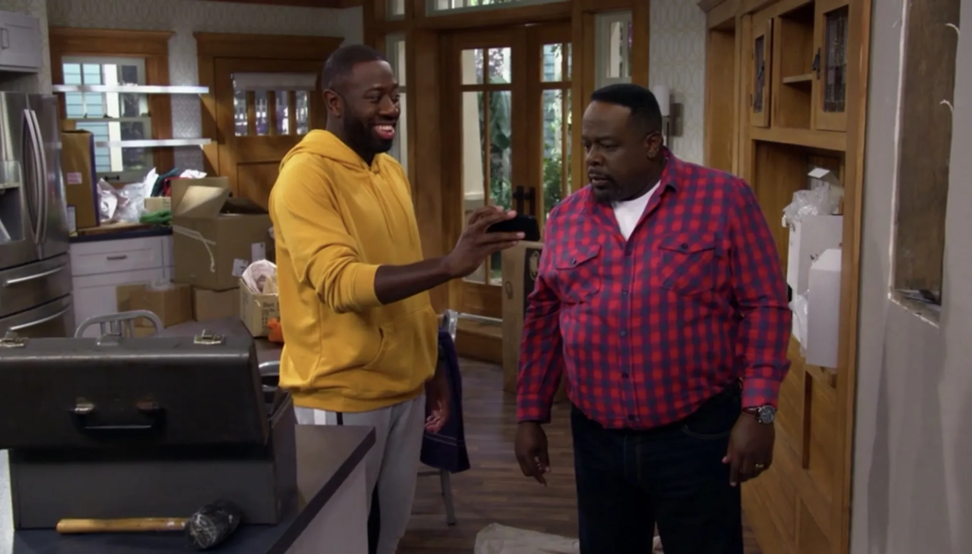 Cedric The Entertainer and Sheaun McKinney in The Neighborhood (2018)