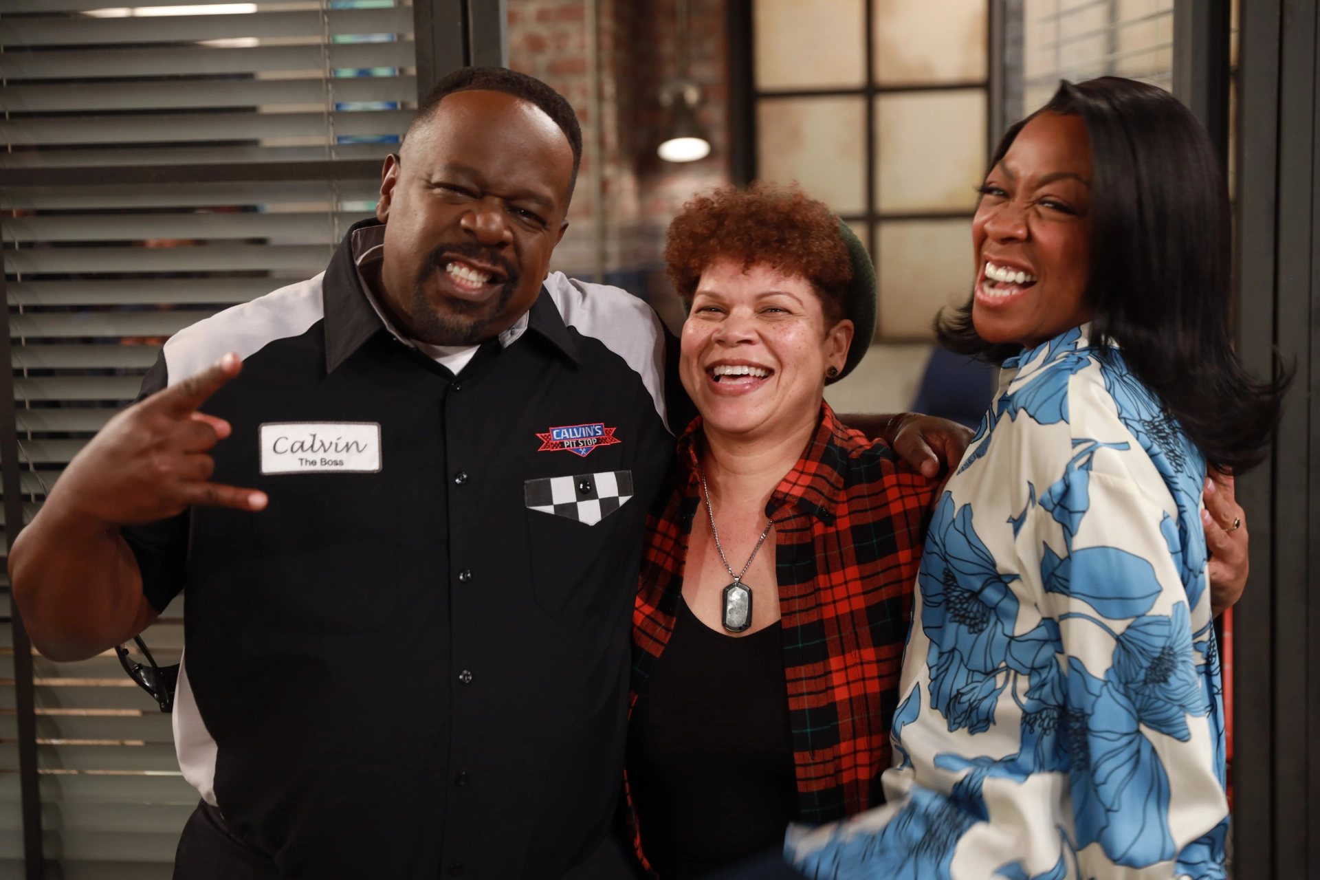 Tichina Arnold, Cedric The Entertainer, and Staci Lynn Fletcher in The Neighborhood (2018)