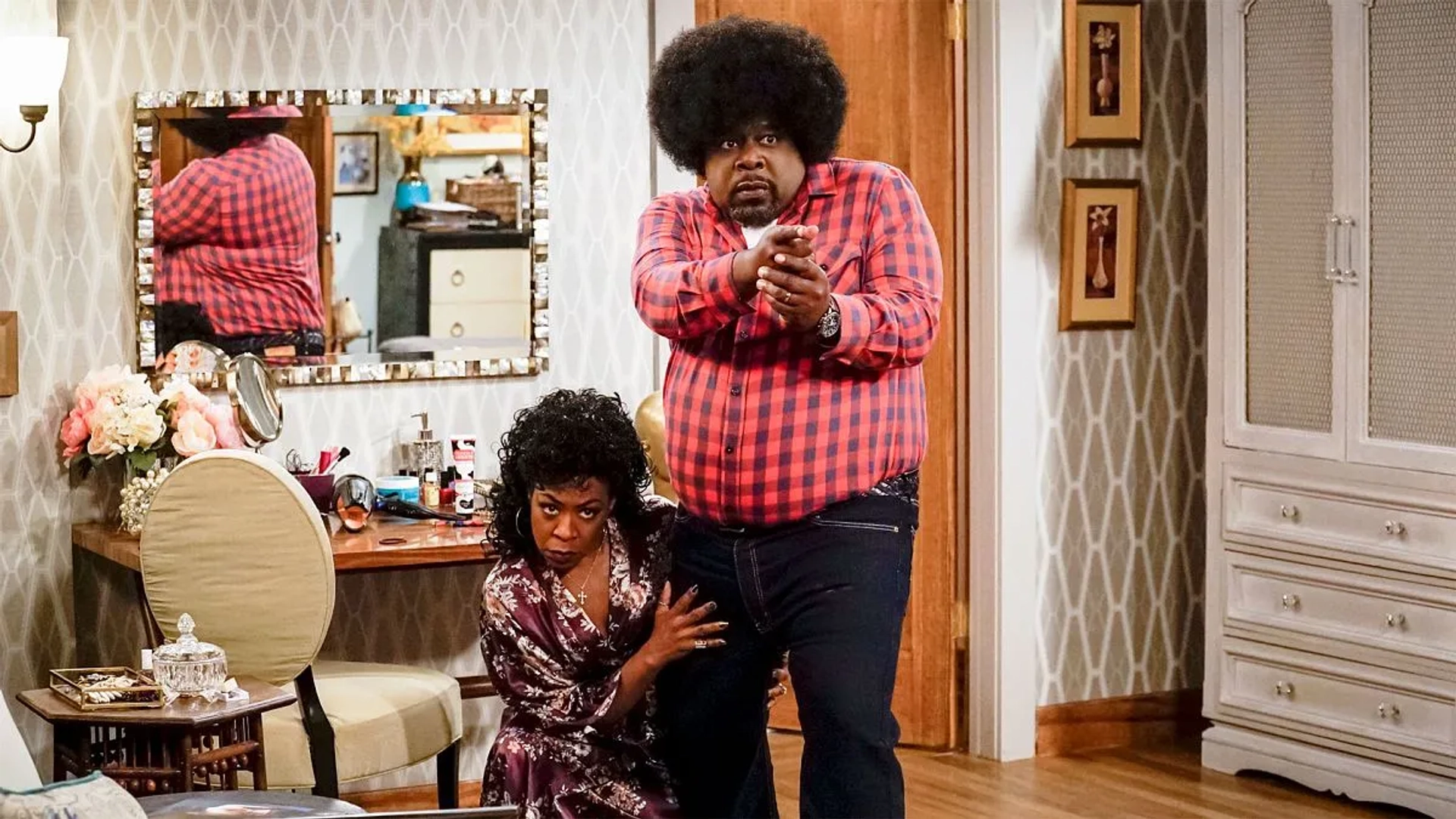 Tichina Arnold and Cedric The Entertainer in The Neighborhood (2018)