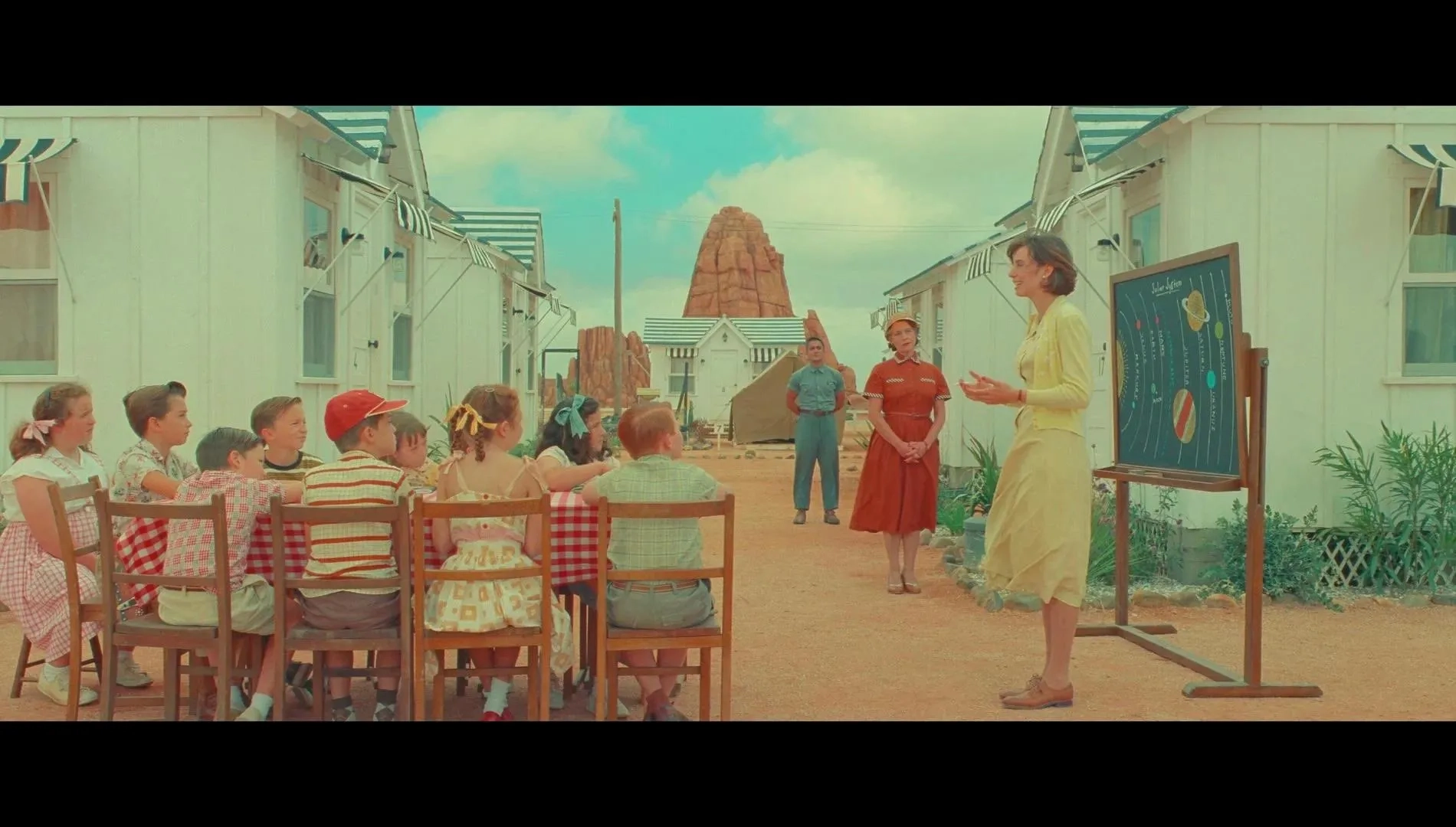 Henry Rhoades, Annalise Mackulin, Sebastian Stephens, Calhoun Metcalf, Maya Hawke, Jack Eyman, and Willa Skye in Asteroid City (2023)