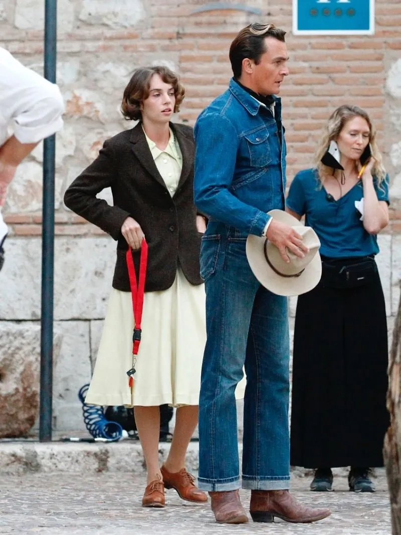 Maya Hawke and Rupert Friend in Asteroid City (2023)