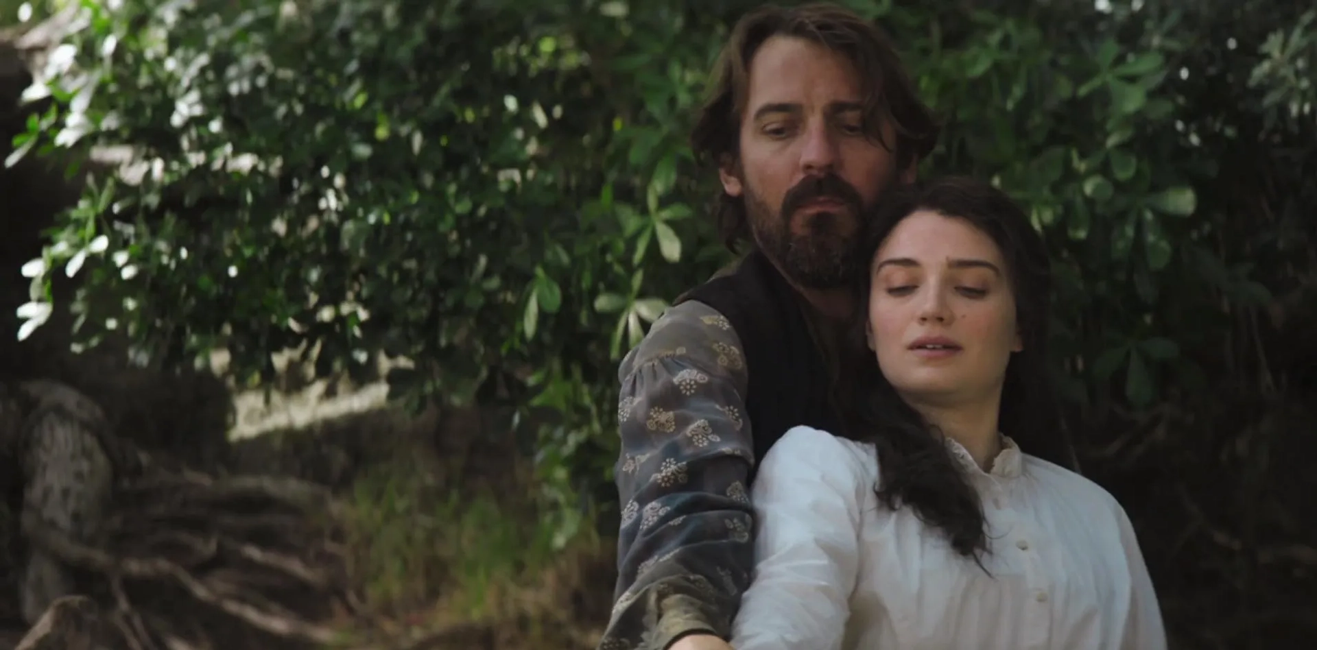 Ewen Leslie and Eve Hewson in The Luminaries (2020)