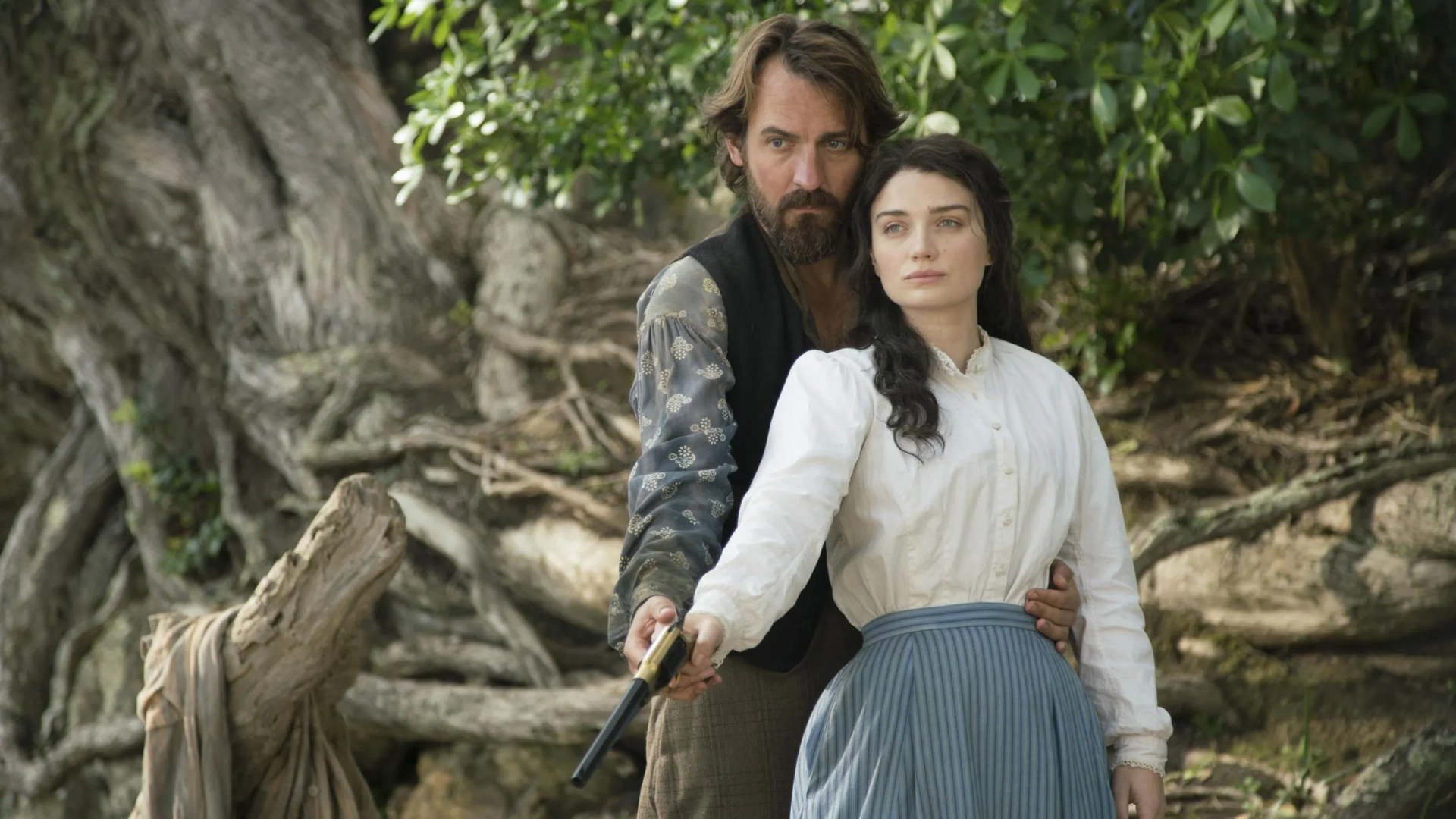 Ewen Leslie and Eve Hewson in The Luminaries (2020)