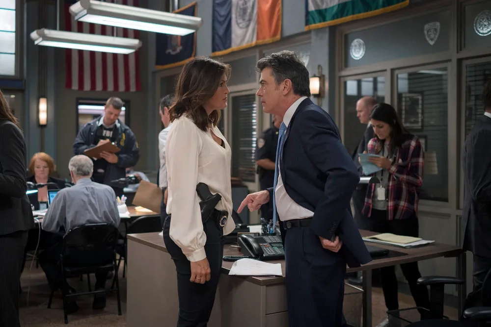 Peter Gallagher and Mariska Hargitay in Law & Order: Special Victims Unit (1999)