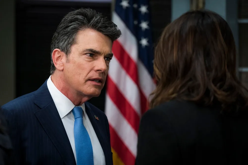 Peter Gallagher and Mariska Hargitay in Law & Order: Special Victims Unit (1999)