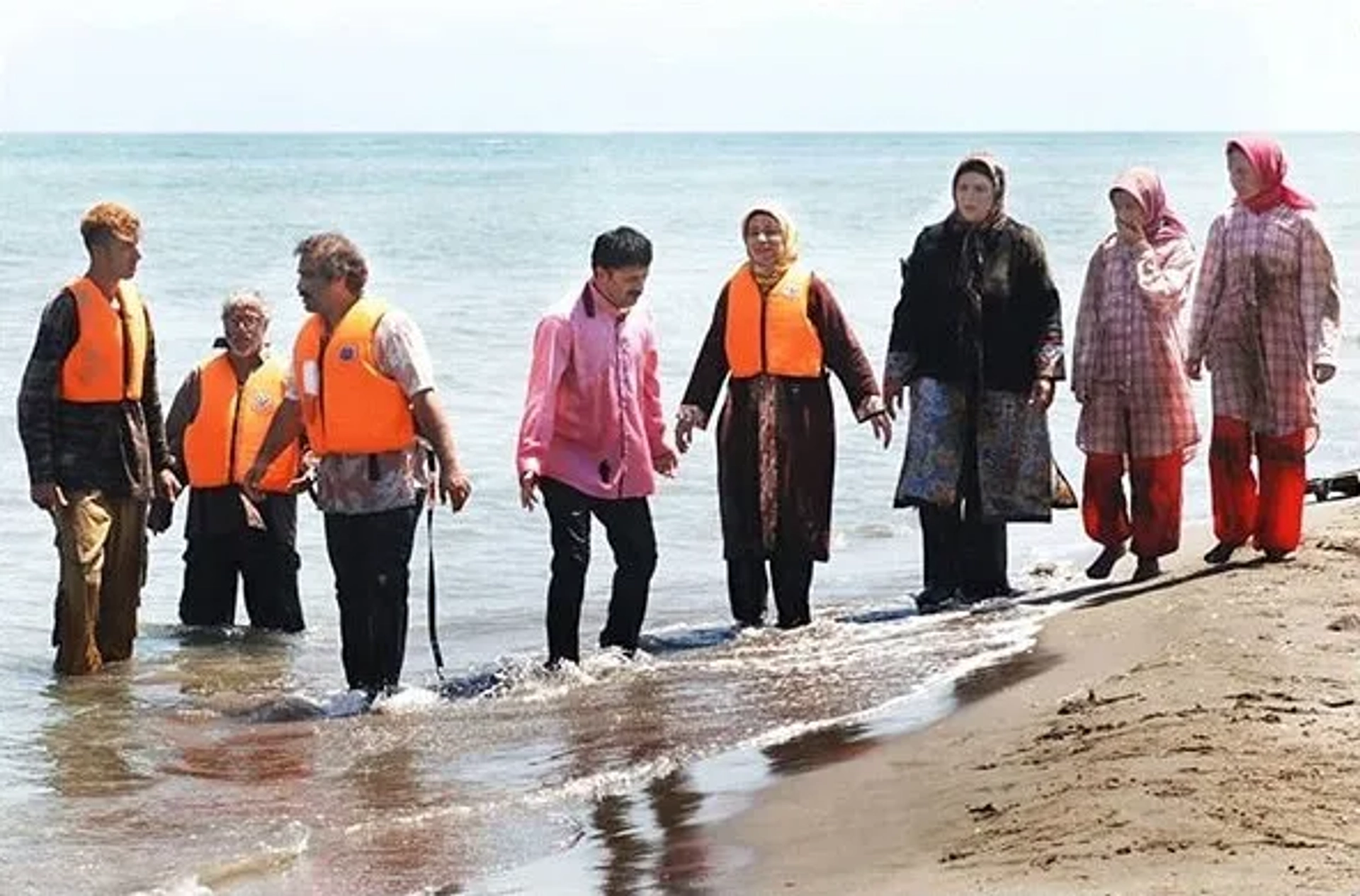 Alireza Khamseh, Mohsen Tanabandeh, Ahmad Mehranfar, Rima Raminfar, Bahram Afshari, Hooman Hajabdollahi, Nasrin Nosrati, Sara Forghaniasl, and Nika Forghaniasl in Capital (2011)