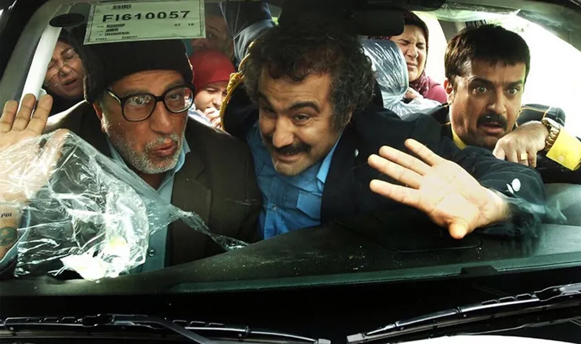 Alireza Khamseh, Mohsen Tanabandeh, Ahmad Mehranfar, Rima Raminfar, and Nasrin Nosrati in Capital (2011)