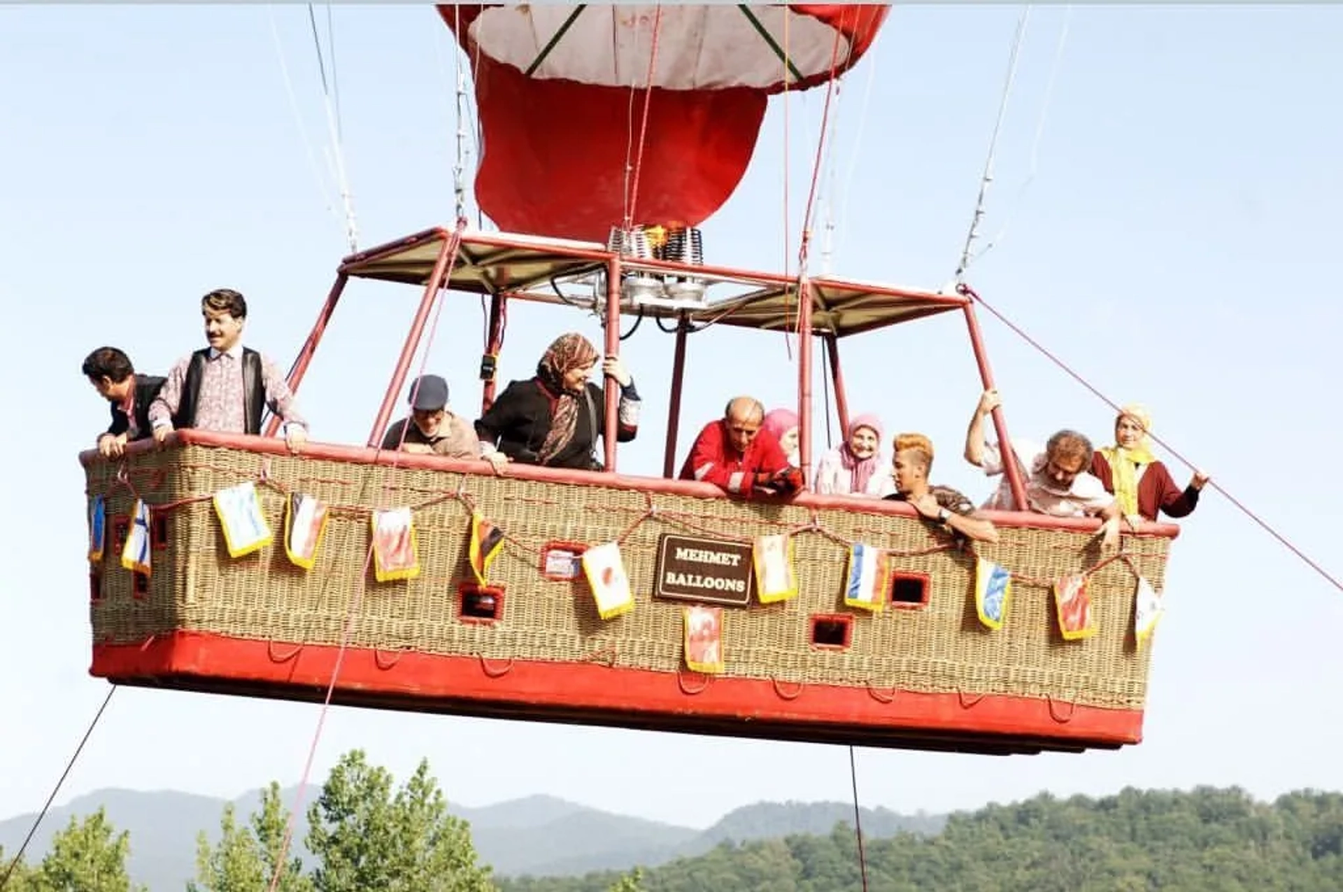 Alireza Khamseh, Mohsen Tanabandeh, Ahmad Mehranfar, Rima Raminfar, Bahram Afshari, Hooman Hajabdollahi, Nasrin Nosrati, Sara Forghaniasl, and Nika Forghaniasl in Capital (2011)