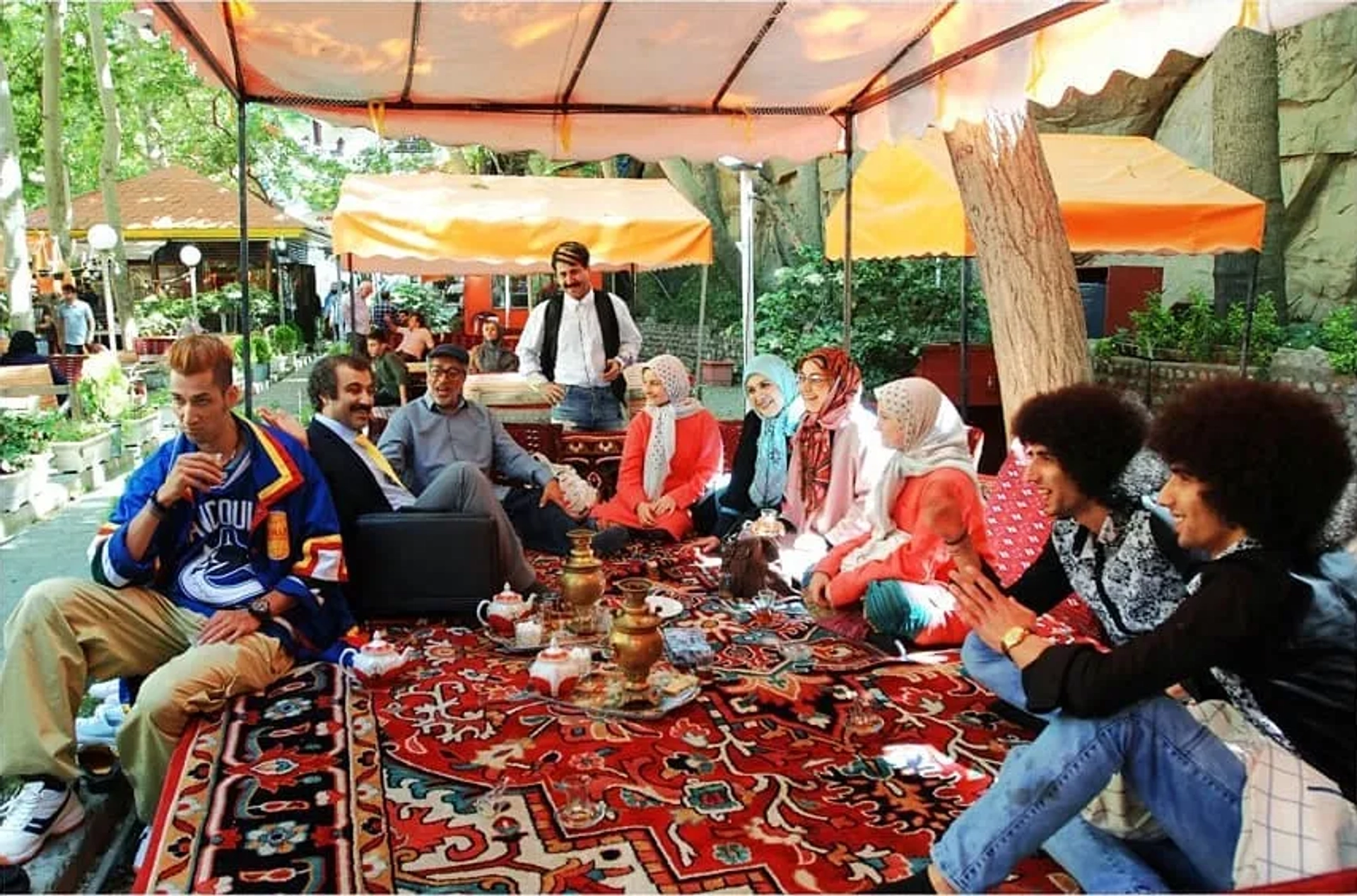 Alireza Khamseh, Mohsen Tanabandeh, Rima Raminfar, Bahram Afshari, Hooman Hajabdollahi, Nasrin Nosrati, Sara Forghaniasl, Nika Forghaniasl, Mostafa Balalhabashi, and Mojtaba Balalhabashi in Capital (2011)