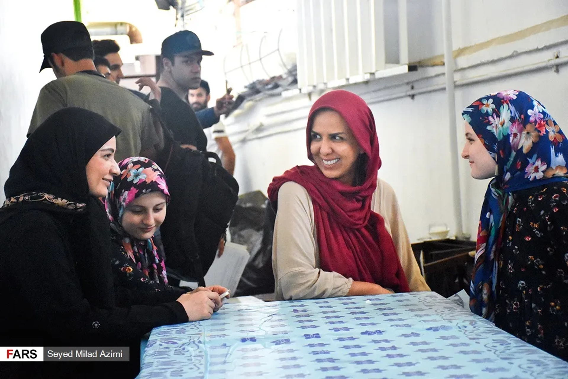 Elham Ghafori, Nasrin Nosrati, Sara Forghaniasl, and Nika Forghaniasl in Capital (2011)