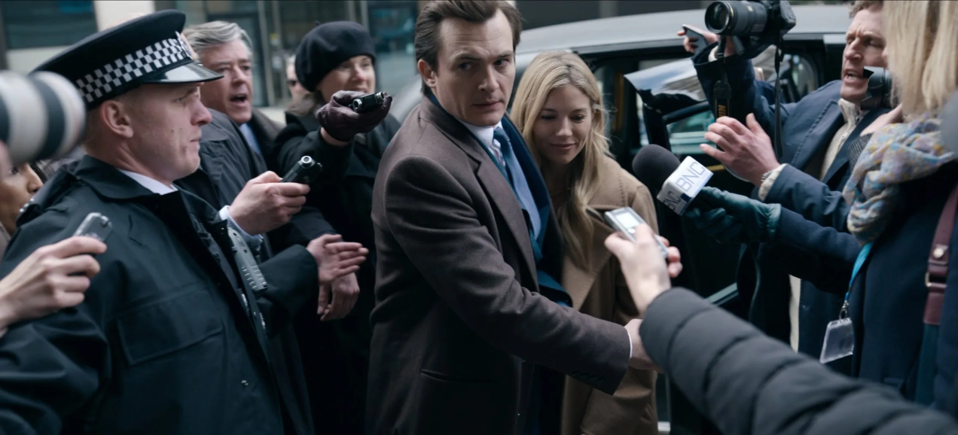 Sienna Miller and Rupert Friend in Anatomy of a Scandal (2022)