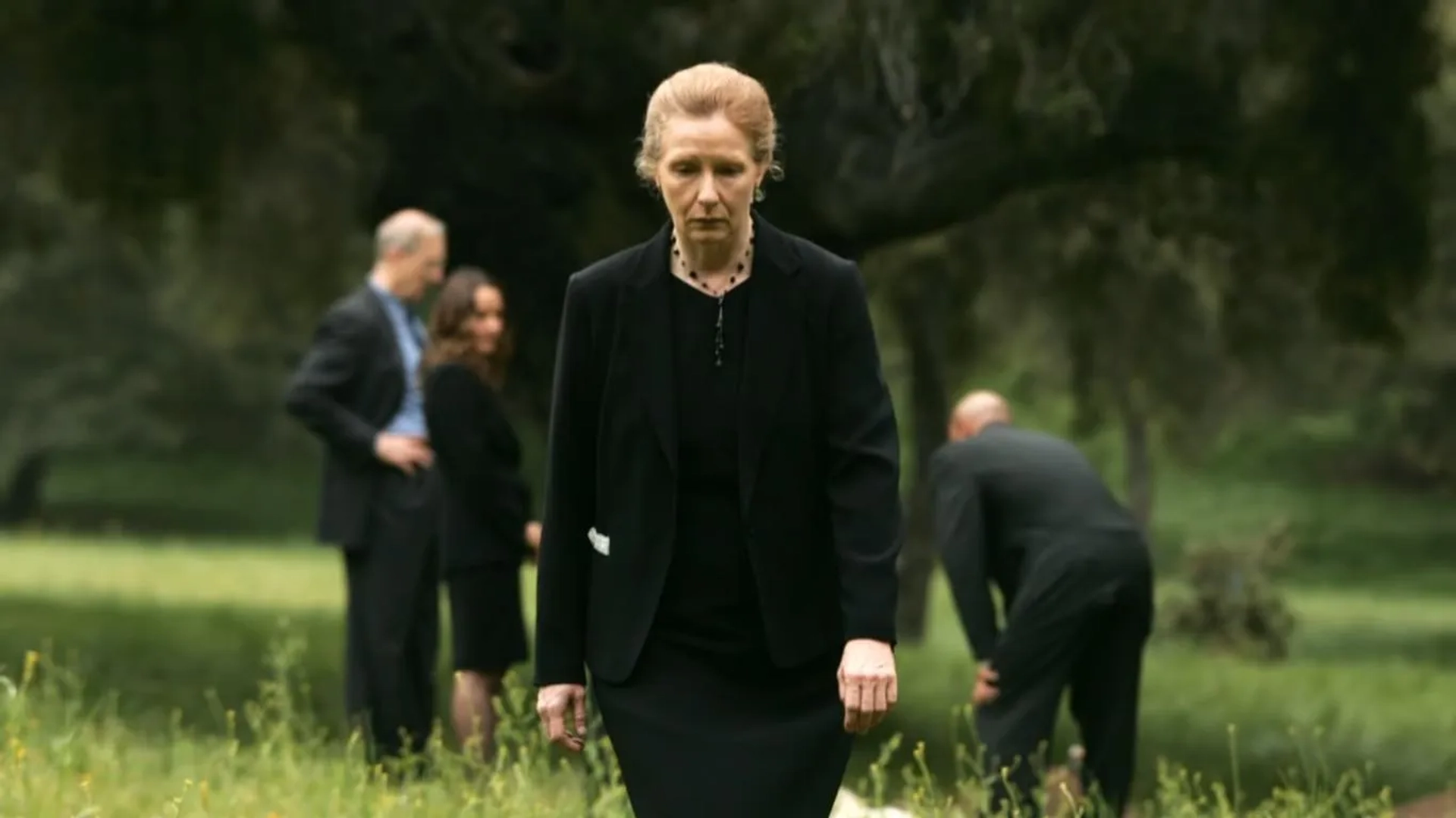 James Cromwell, Frances Conroy, Tina Holmes, and Mathew St. Patrick in Six Feet Under (2001)