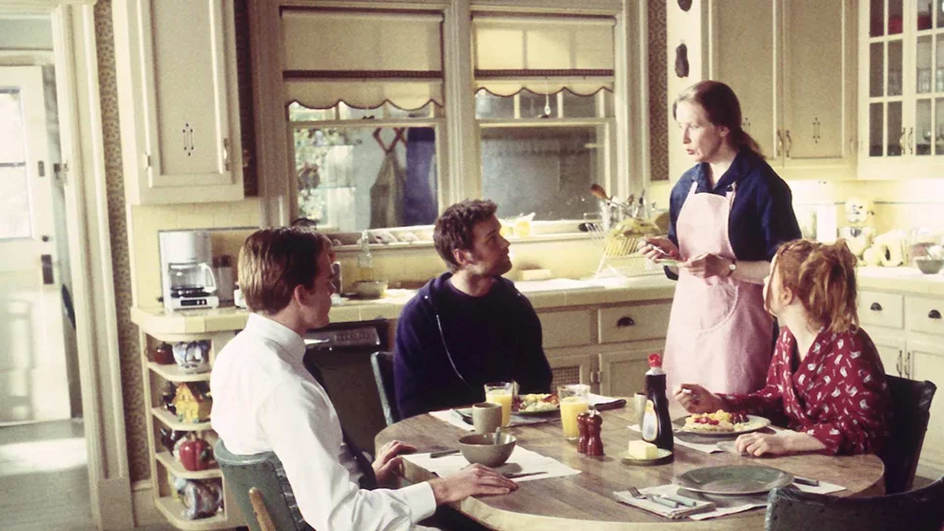 Lauren Ambrose, Frances Conroy, Michael C. Hall, and Peter Krause in Six Feet Under (2001)