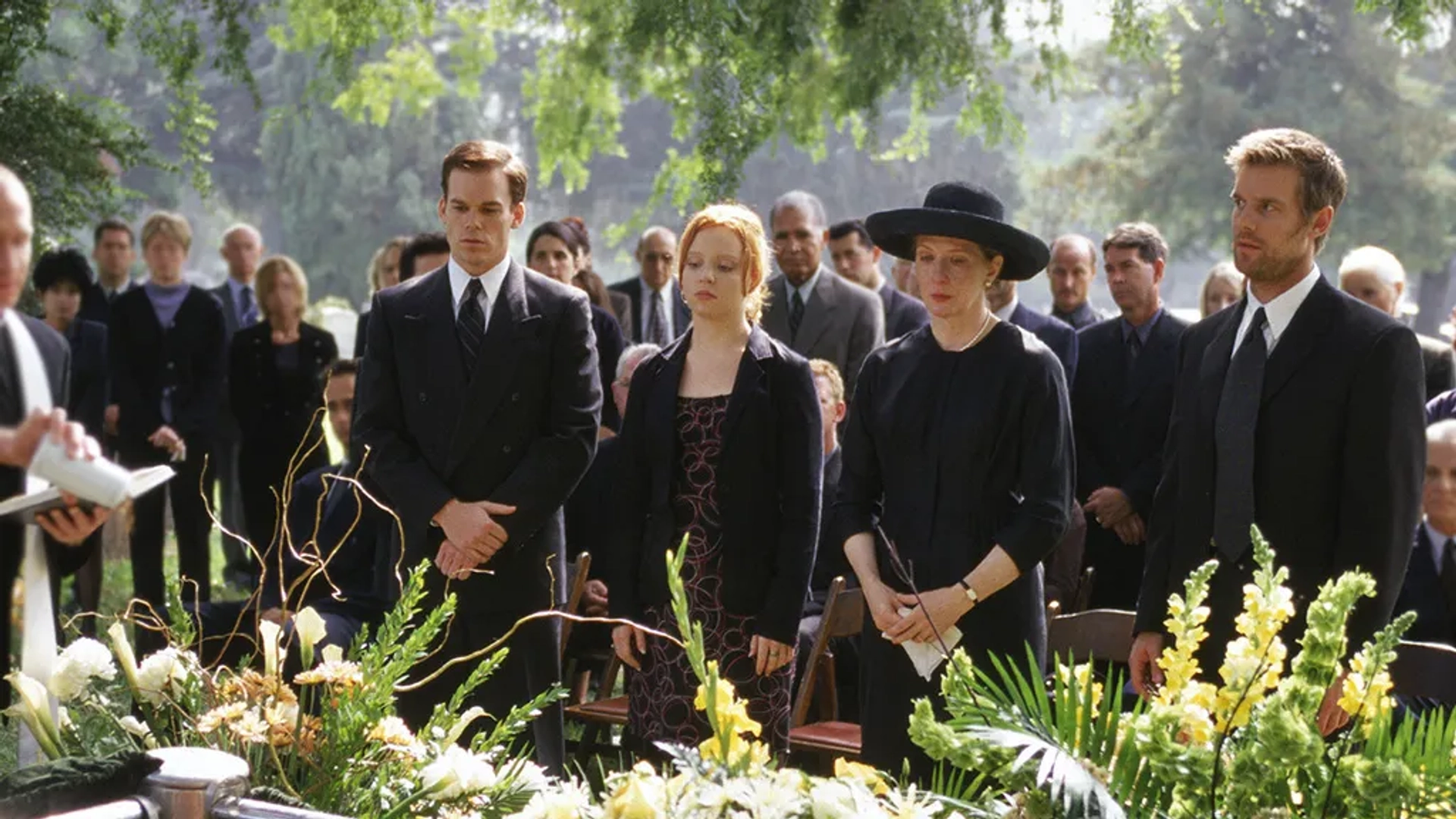 Lauren Ambrose, Frances Conroy, Michael C. Hall, and Peter Krause in Six Feet Under (2001)