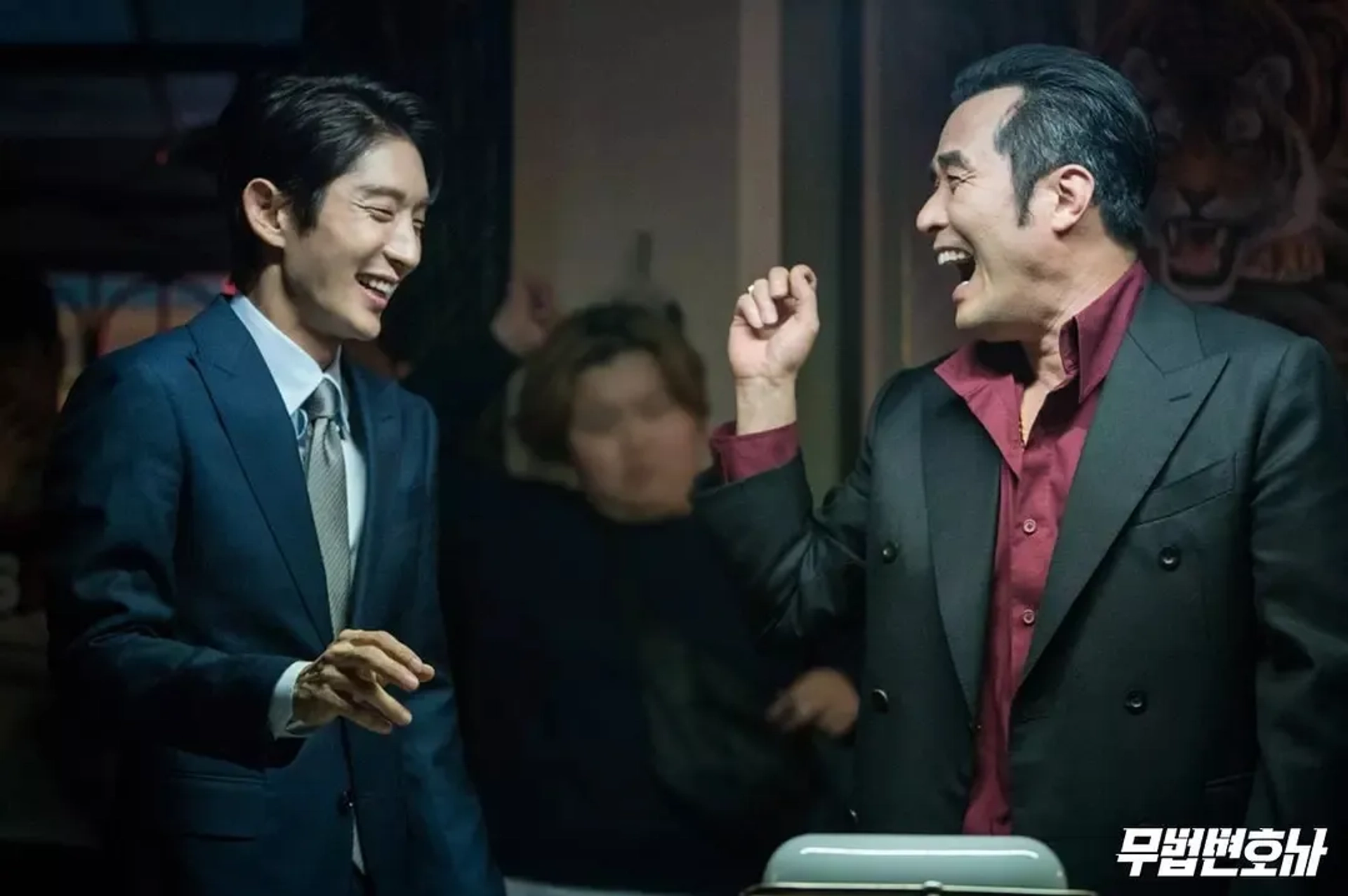 Min-su Choi and Lee Joon-Gi in Lawless Lawyer (2018)