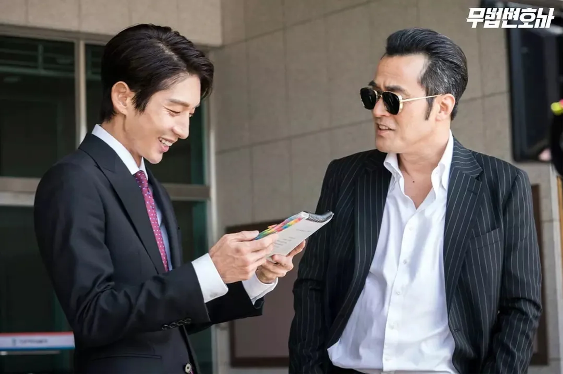 Min-su Choi and Lee Joon-Gi in Lawless Lawyer (2018)