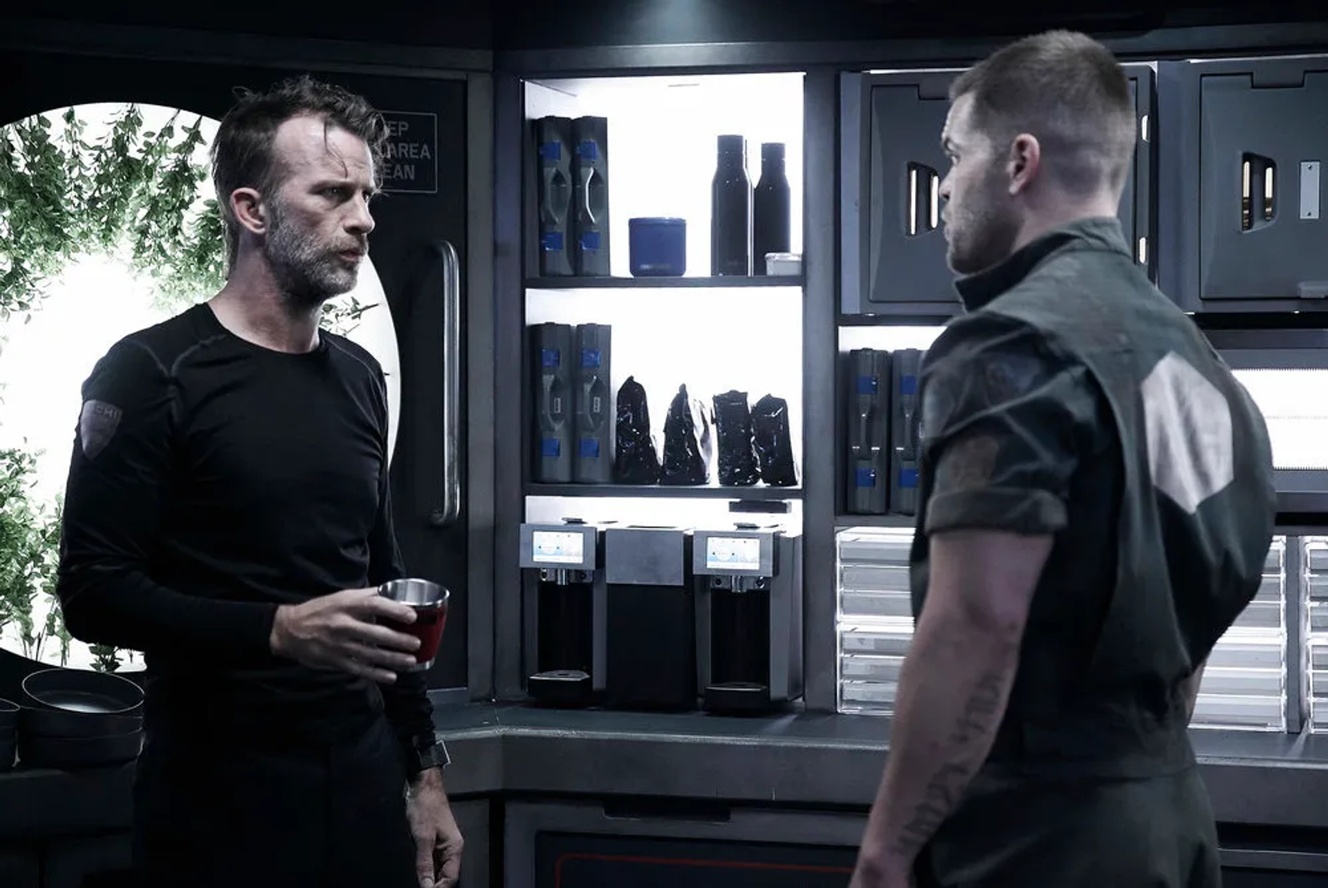 Thomas Jane and Wes Chatham in The Expanse (2015)