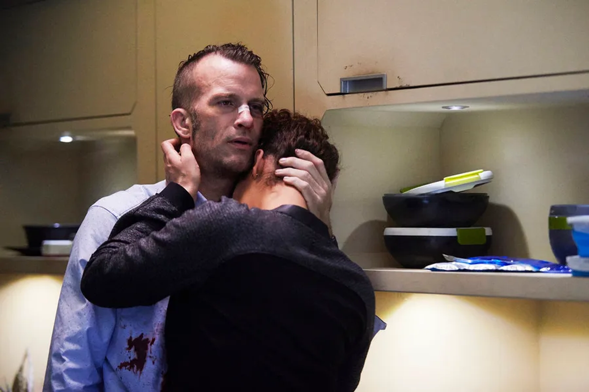 Thomas Jane and Athena Karkanis in The Expanse (2015)