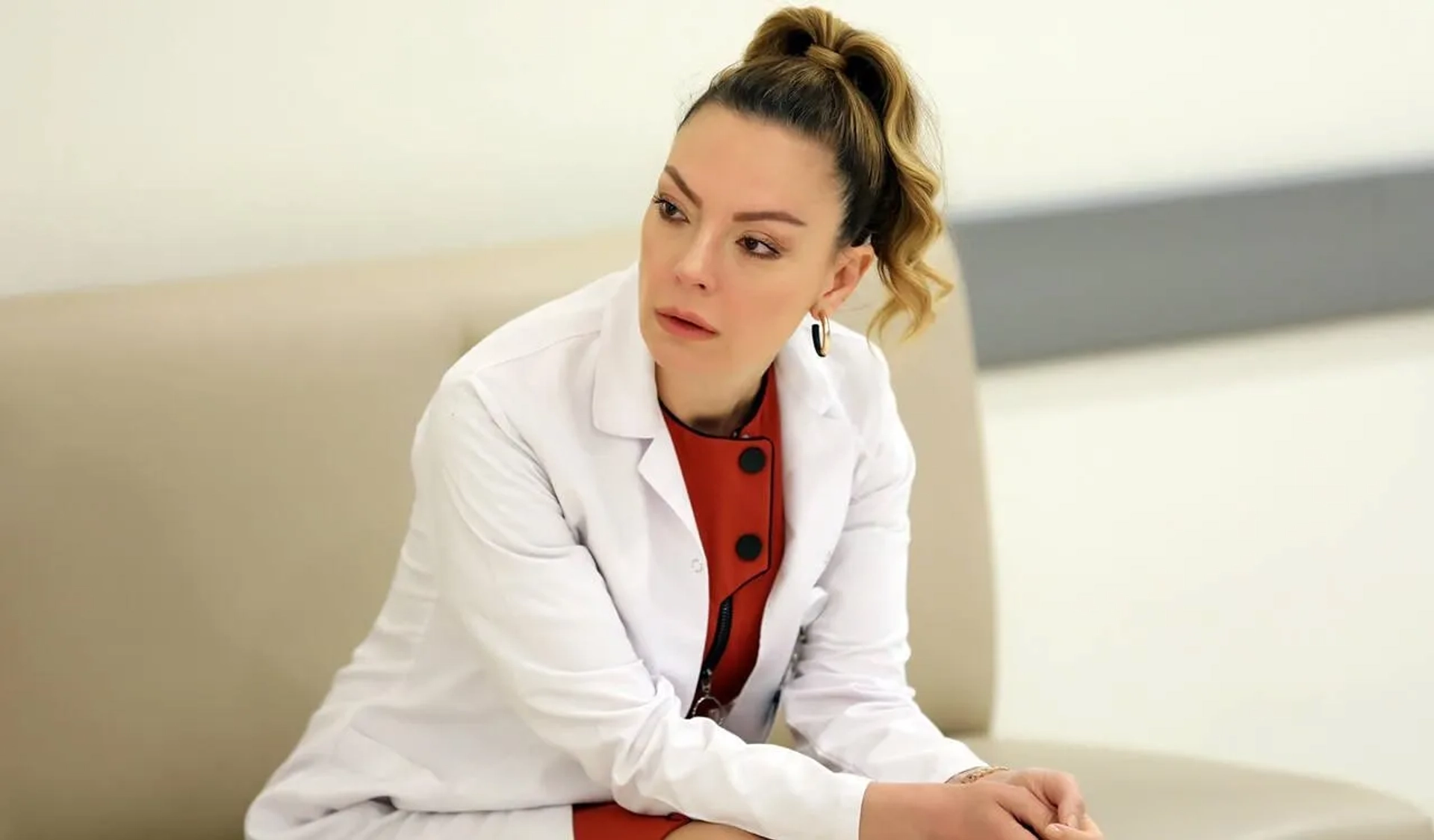 Özge Özder in The Unfaithful (2020)