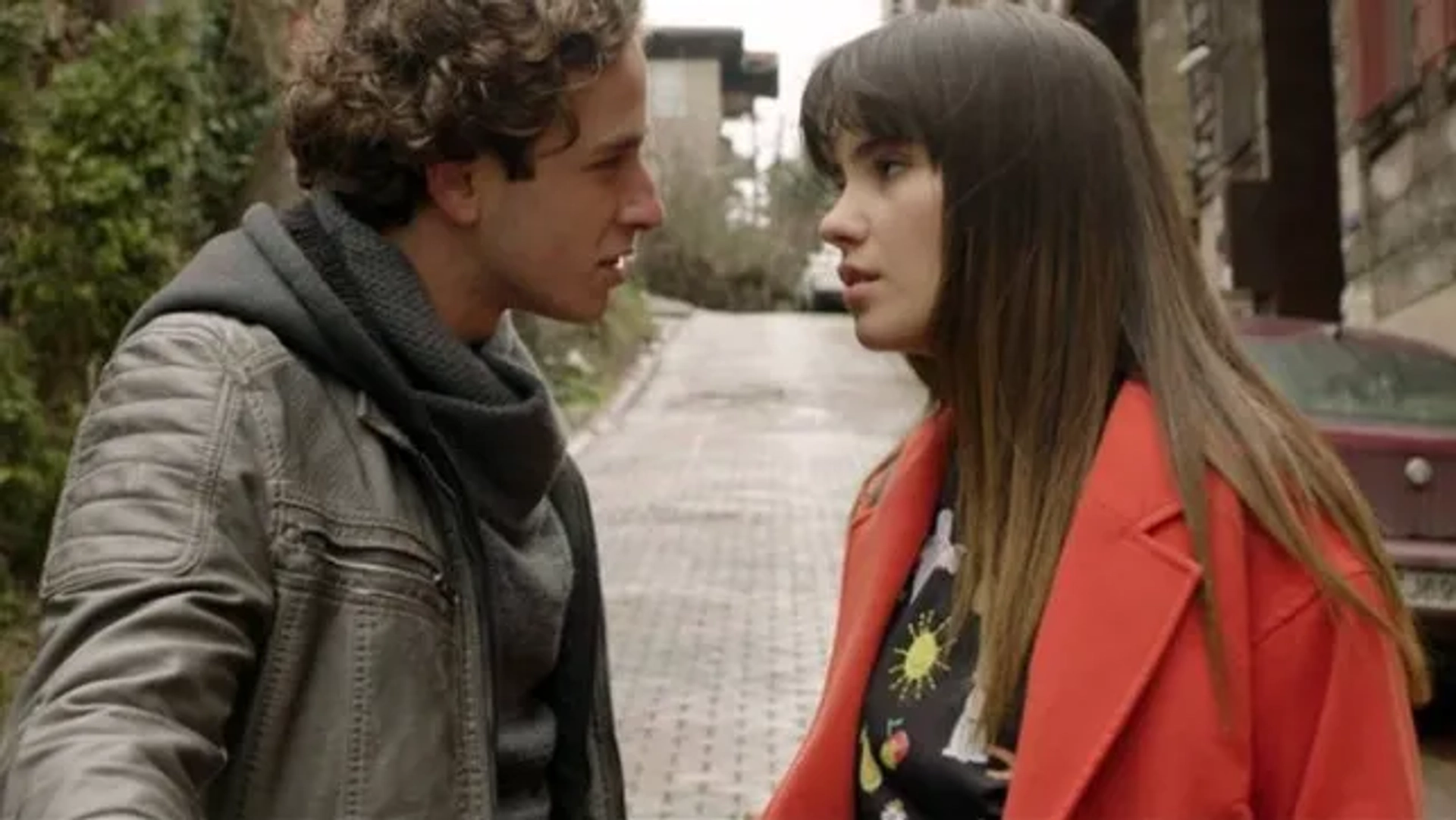 Cem Yigit Uzümoglu and Almila Ada in Adi Efsane (2017)