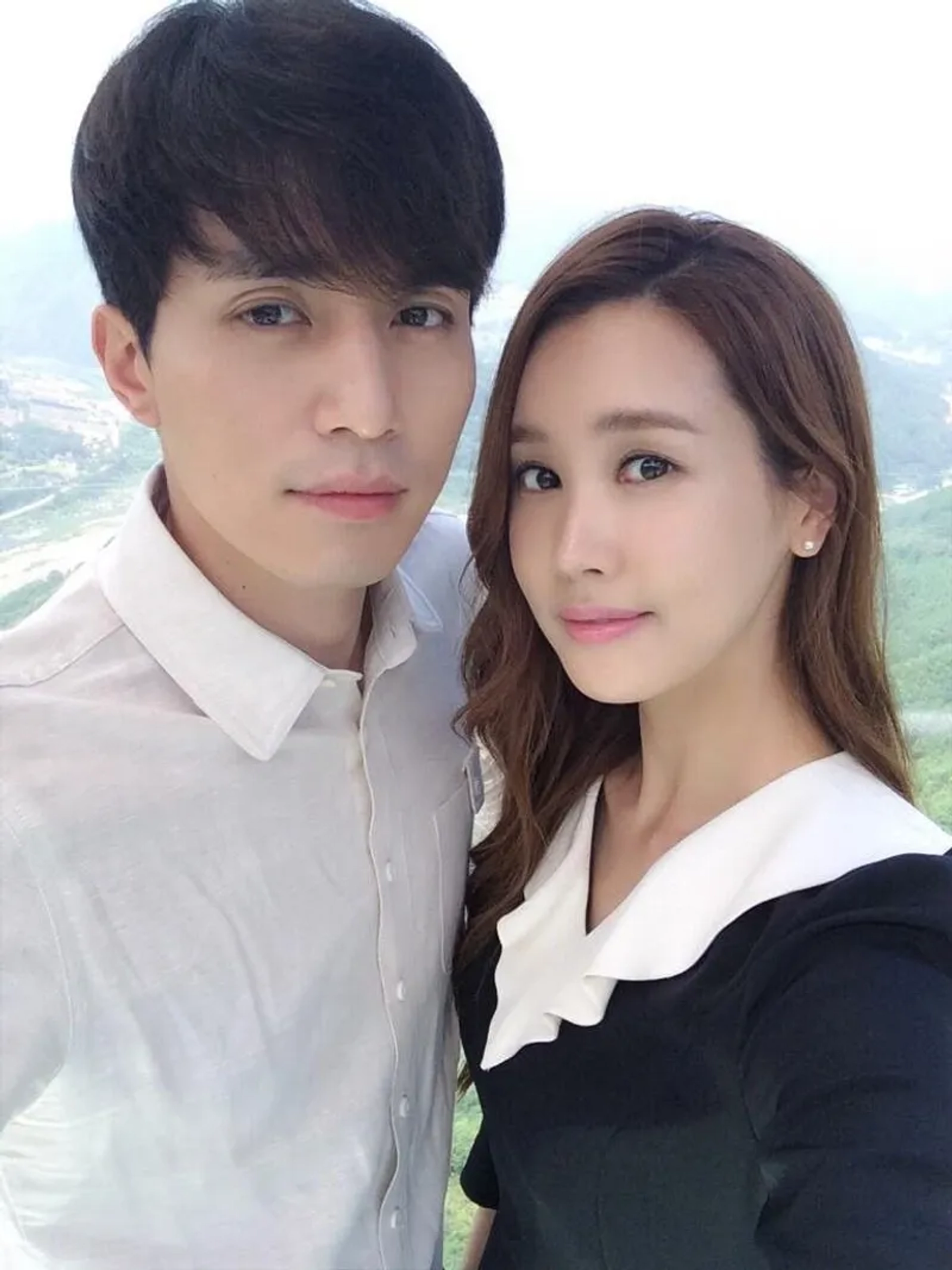 Lee Dong-wook and Lee Da-hae in Hotel King (2014)