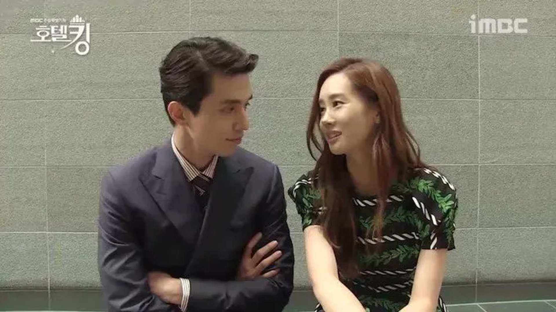 Lee Dong-wook and Lee Da-hae in Hotel King (2014)