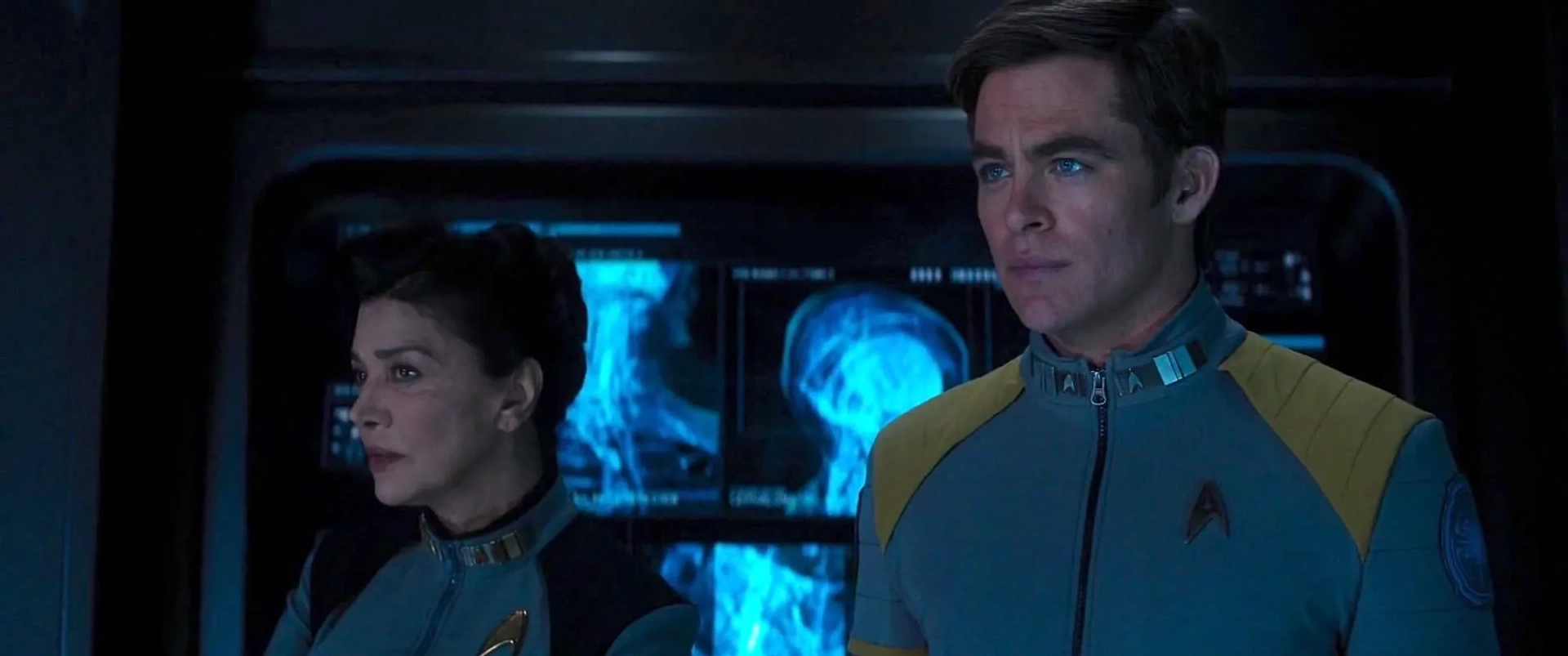 Shohreh Aghdashloo and Chris Pine in Star Trek Beyond (2016)