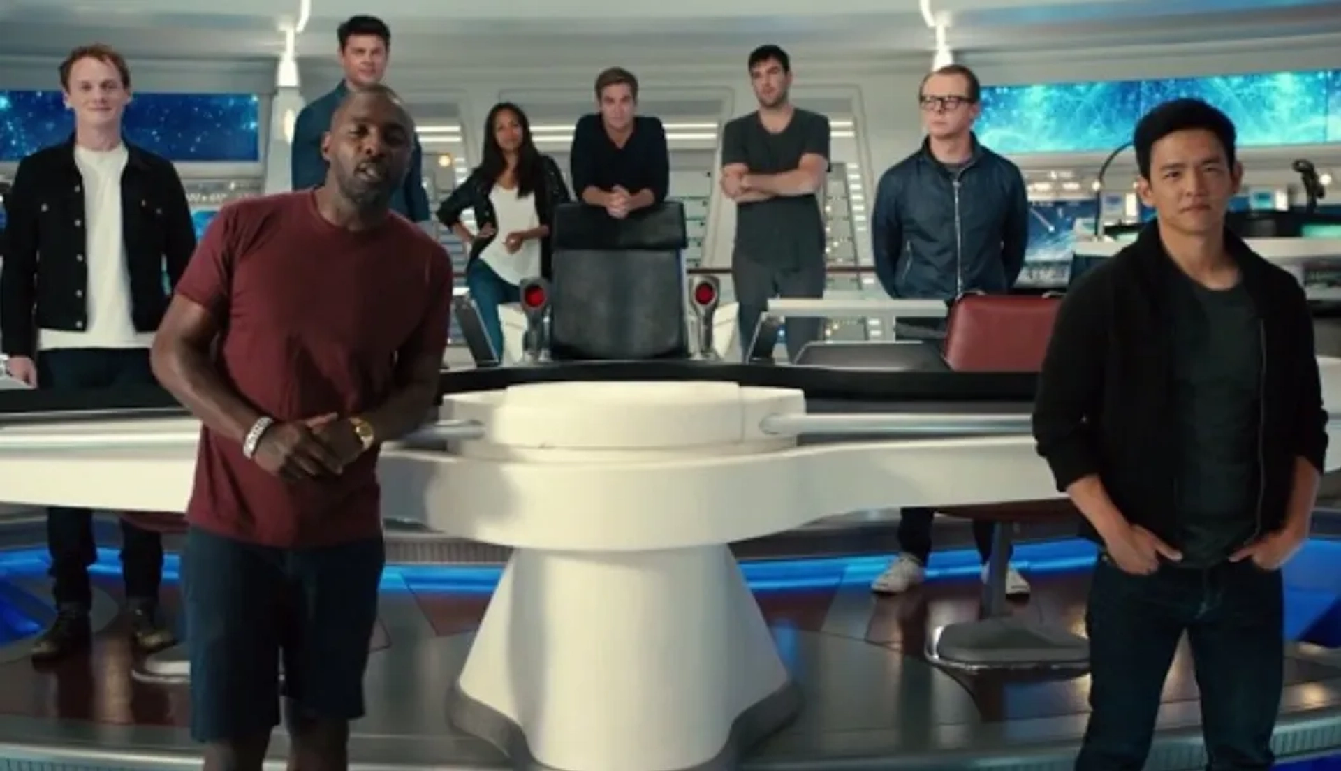 John Cho, Idris Elba, Simon Pegg, Zachary Quinto, Zoe Saldana, Karl Urban, Anton Yelchin, and Chris Pine in Star Trek Beyond (2016)