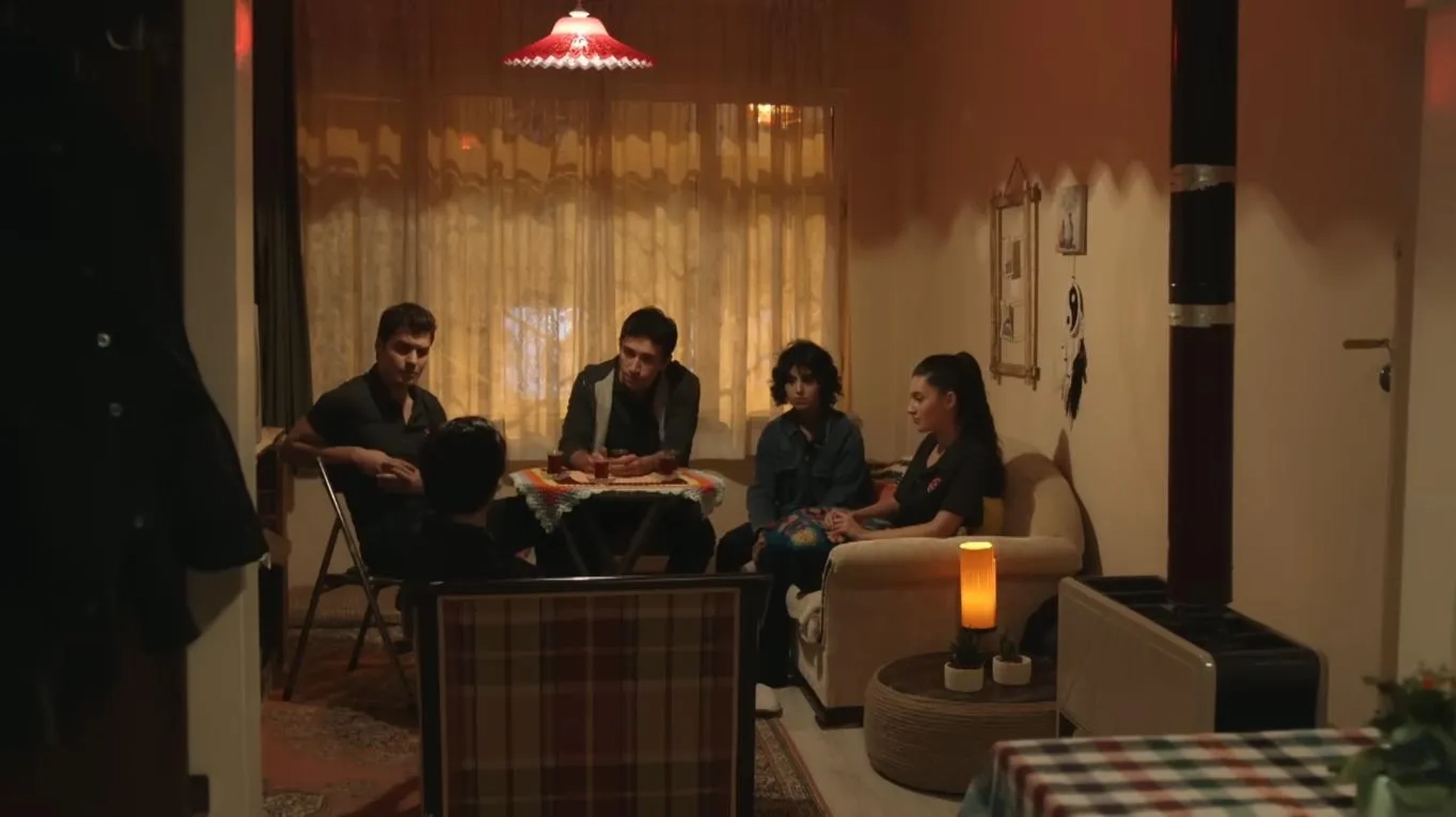 Özgü Delikanli, Rojbin Erden, Ali Berge, Onur Özer, and Sanem Babi in Let Life Come as It Knows (2022)