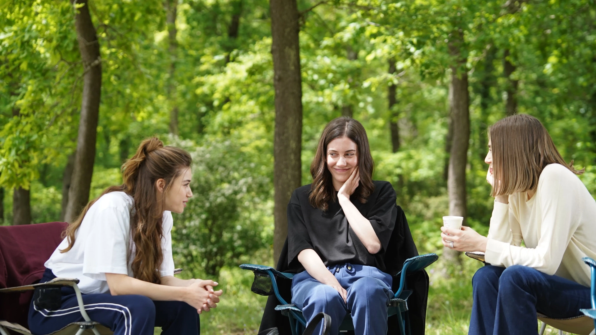 Öznur Serçeler, Afra Saraçoglu, and Beril Pozam in Golden Boy (2022)